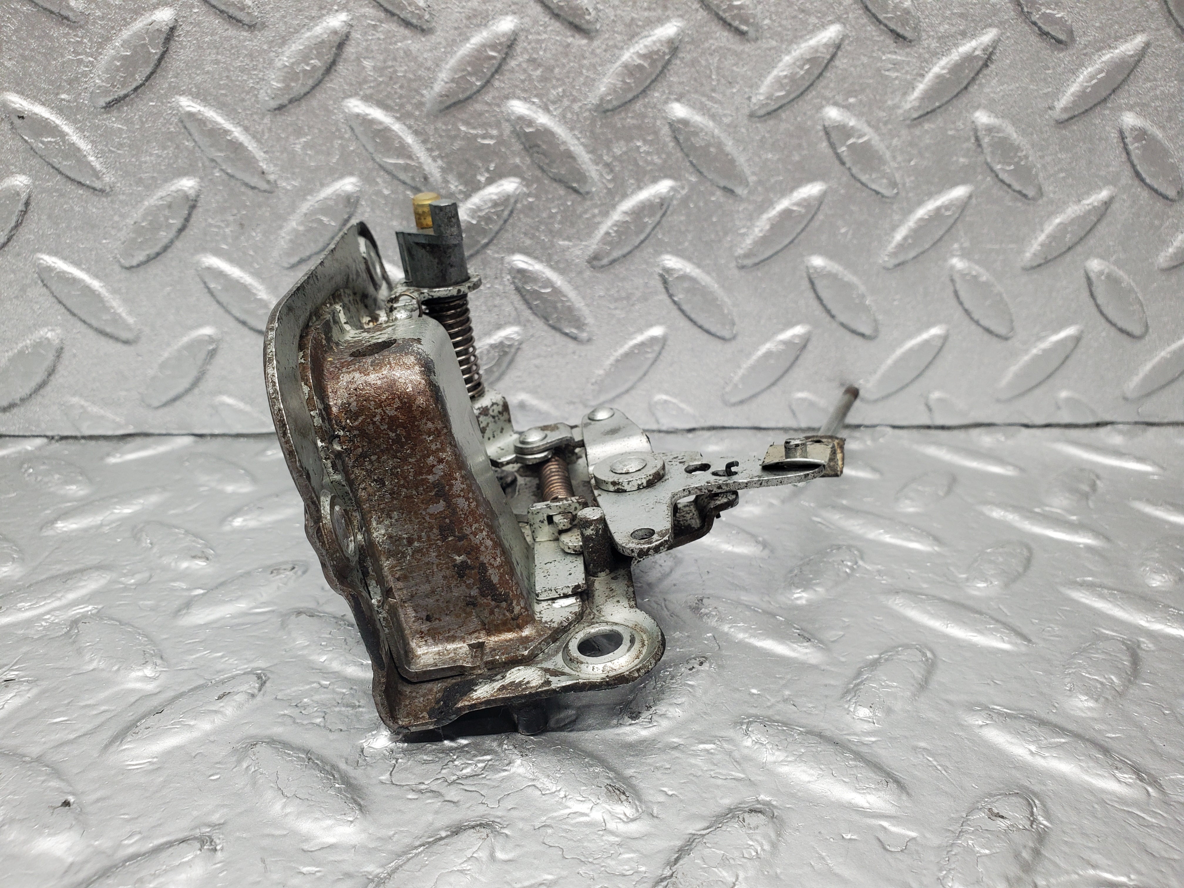 2056 Mercedes-Benz W105 219 Ponton Door Lock Front Left BOMORO