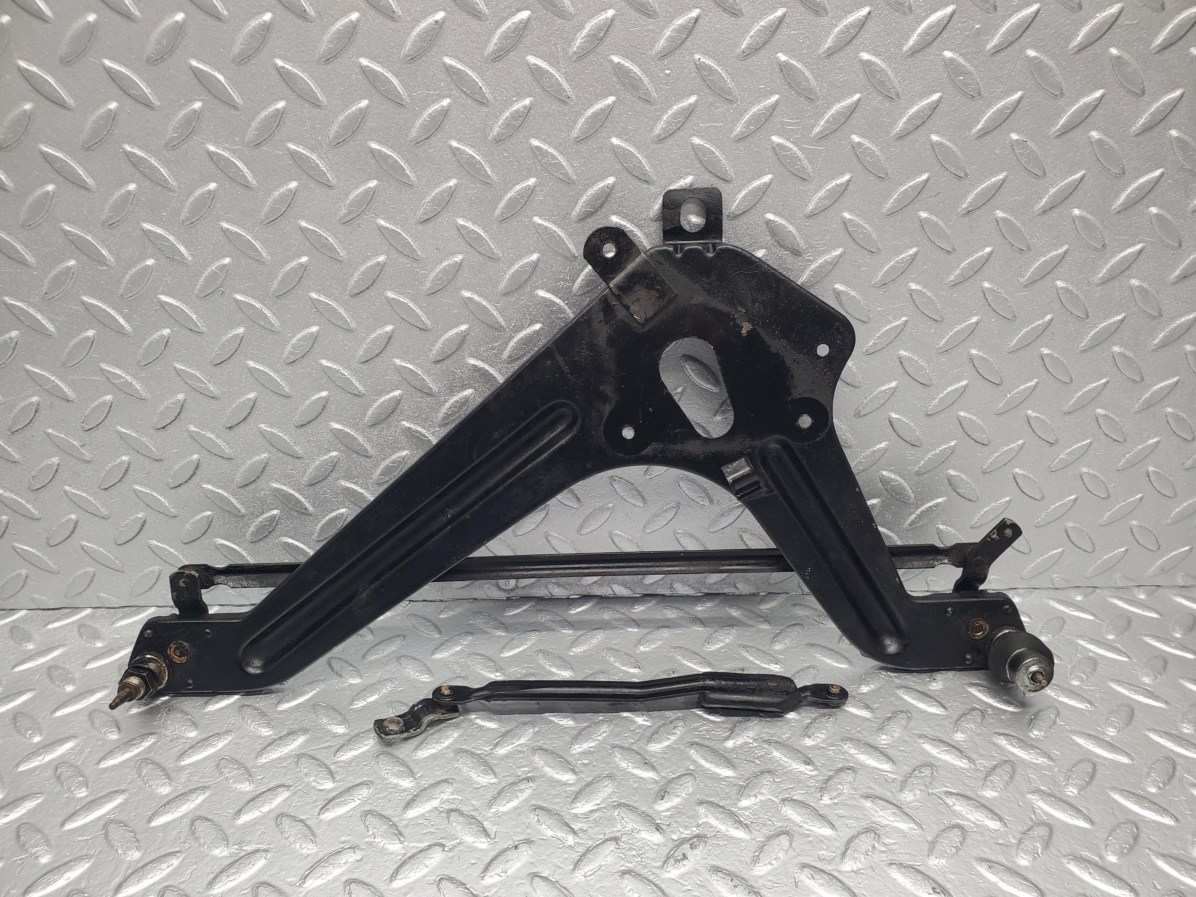 1994 Mercedes-Benz W105 219 Ponton Windscreen Wiper Linkage Mechanism