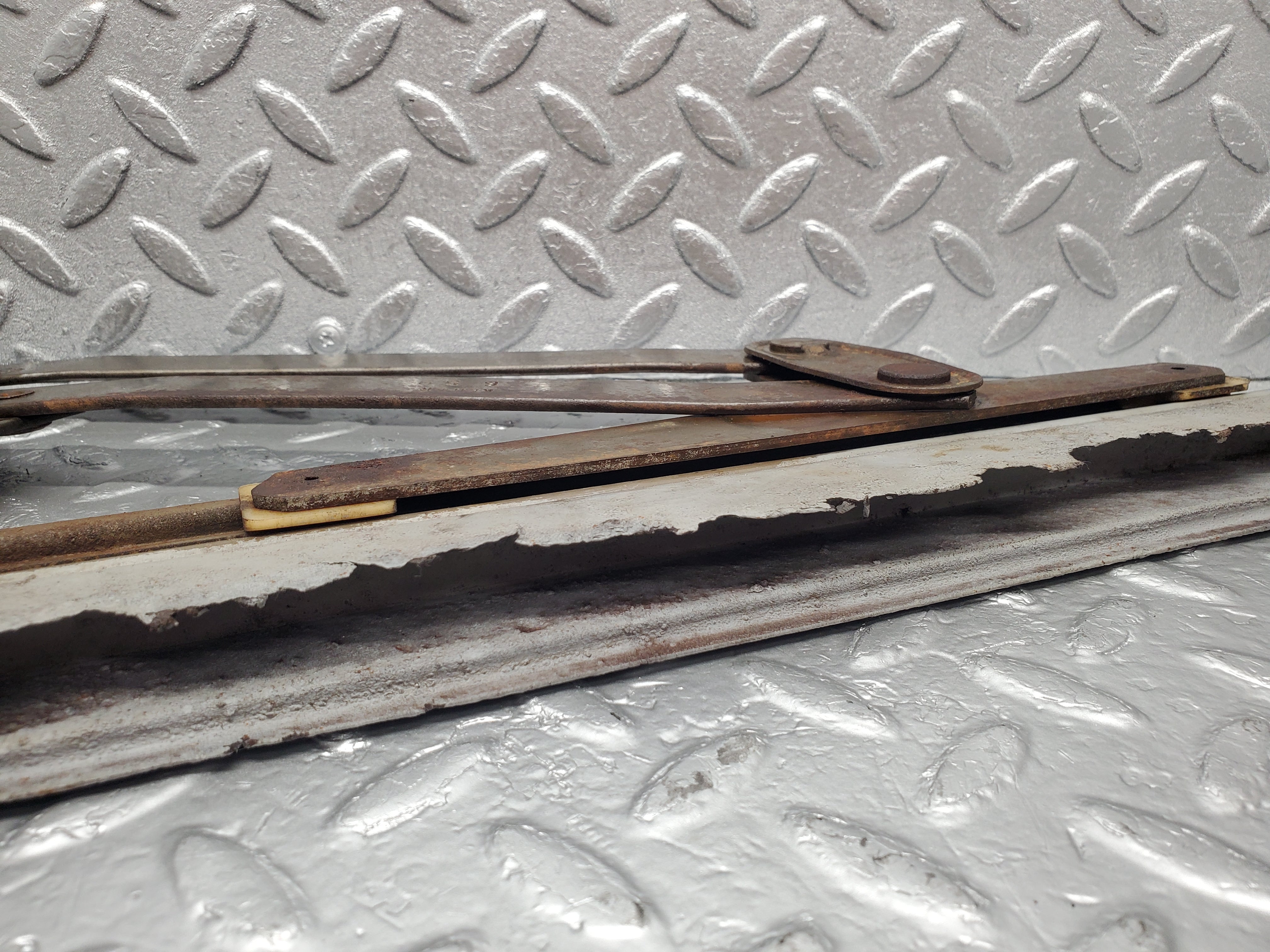 2050 Mercedes-Benz W105 219 Ponton Rear Left Manual Window Regulator