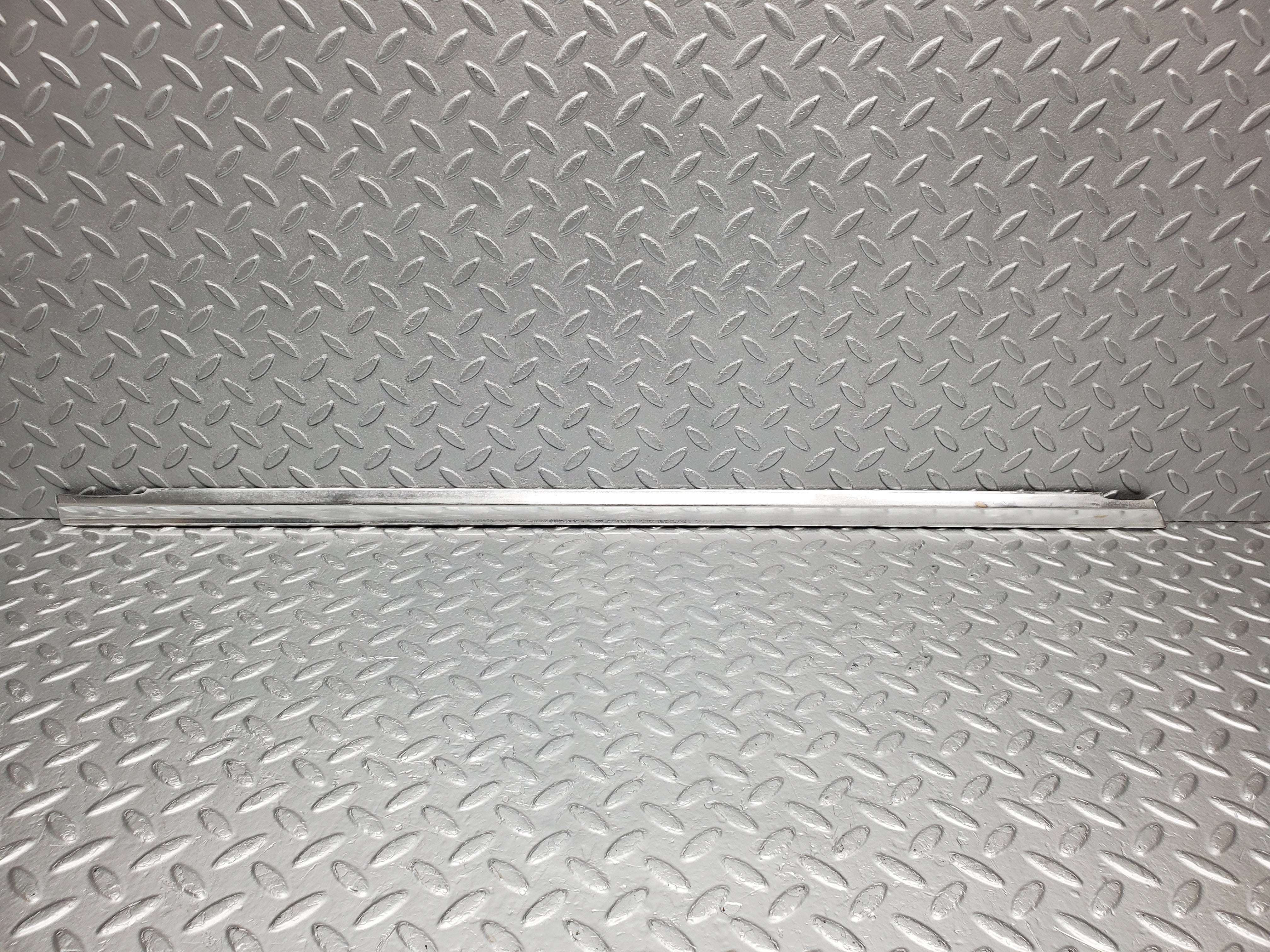 2132 Mercedes-Benz W116 350SE Front Right Door Chrome Trim