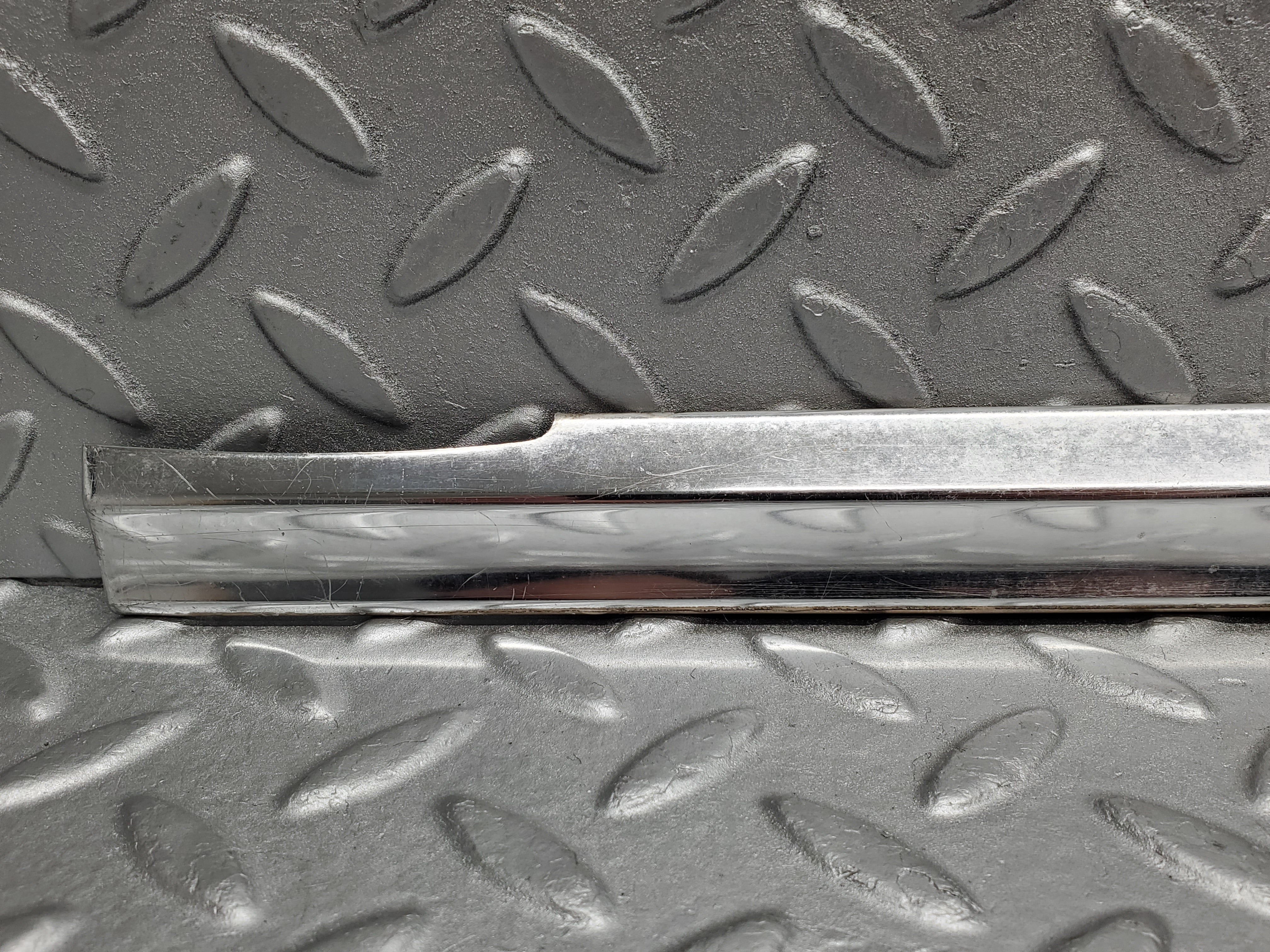 2132 Mercedes-Benz W116 350SE Front Right Door Chrome Trim