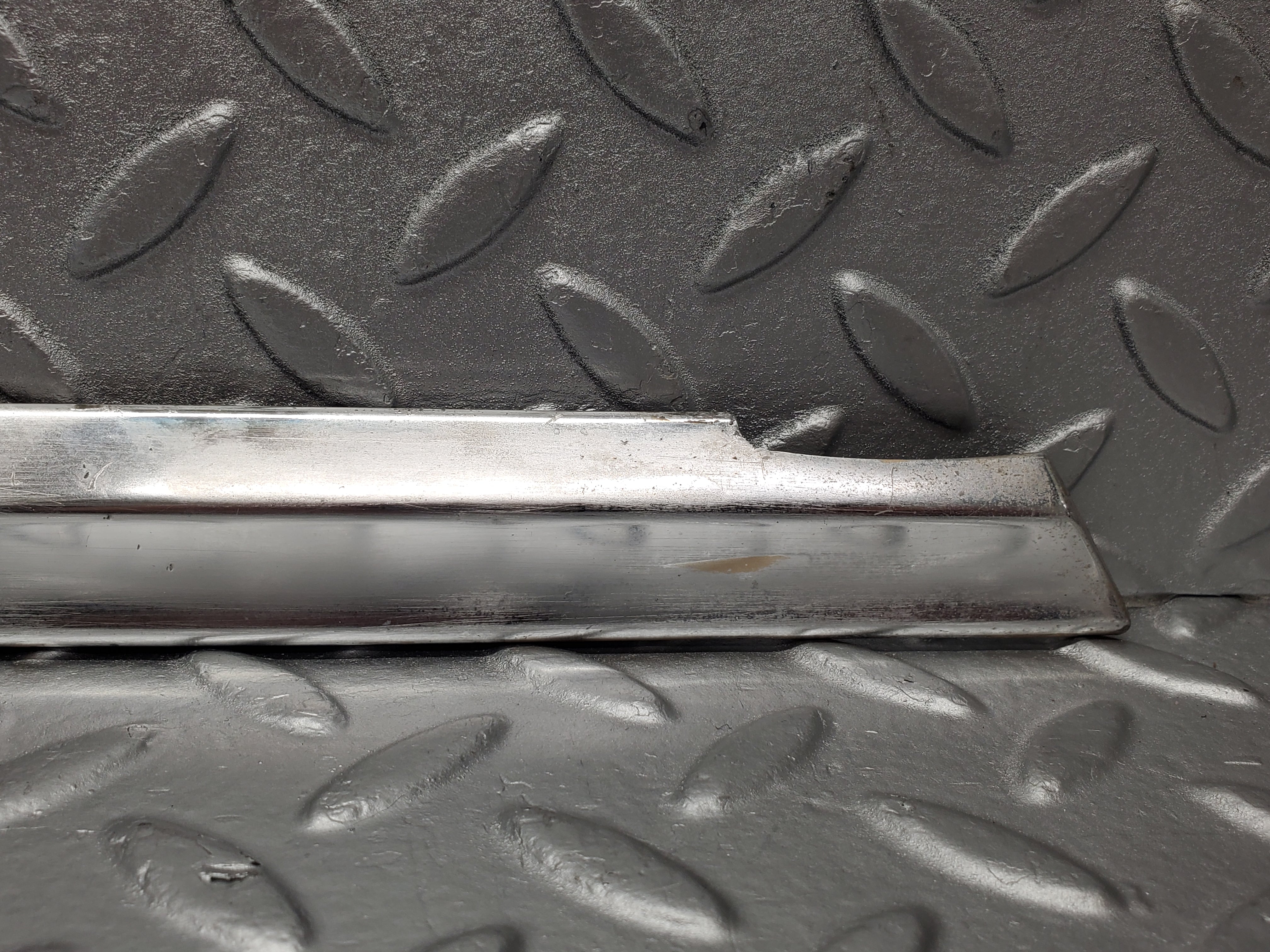 2132 Mercedes-Benz W116 350SE Front Right Door Chrome Trim