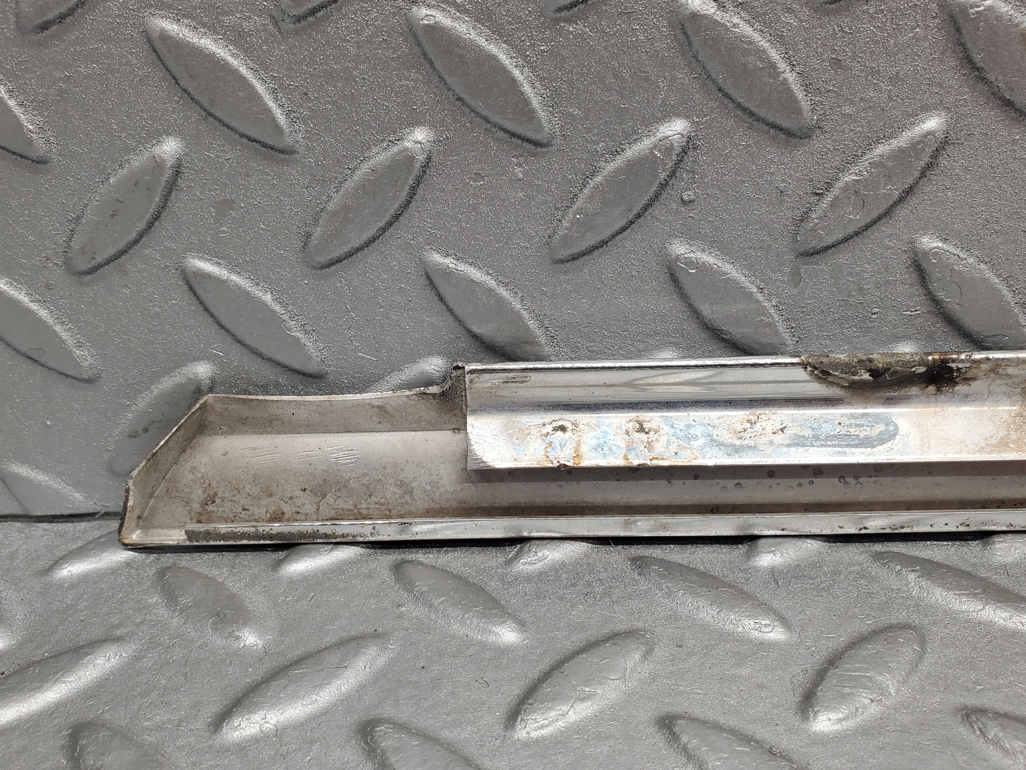 2132 Mercedes-Benz W116 350SE Front Right Door Chrome Trim