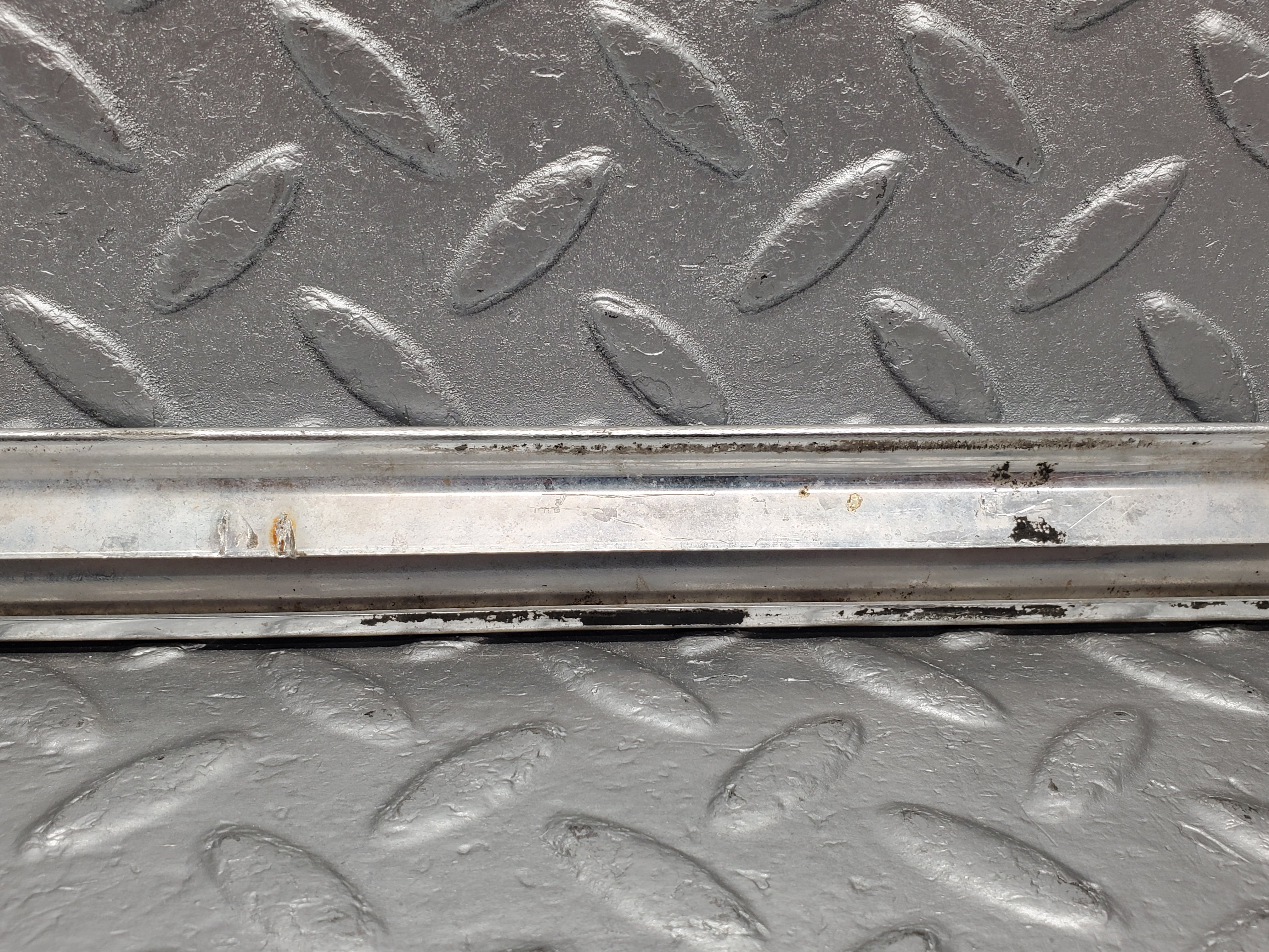 2132 Mercedes-Benz W116 350SE Front Right Door Chrome Trim