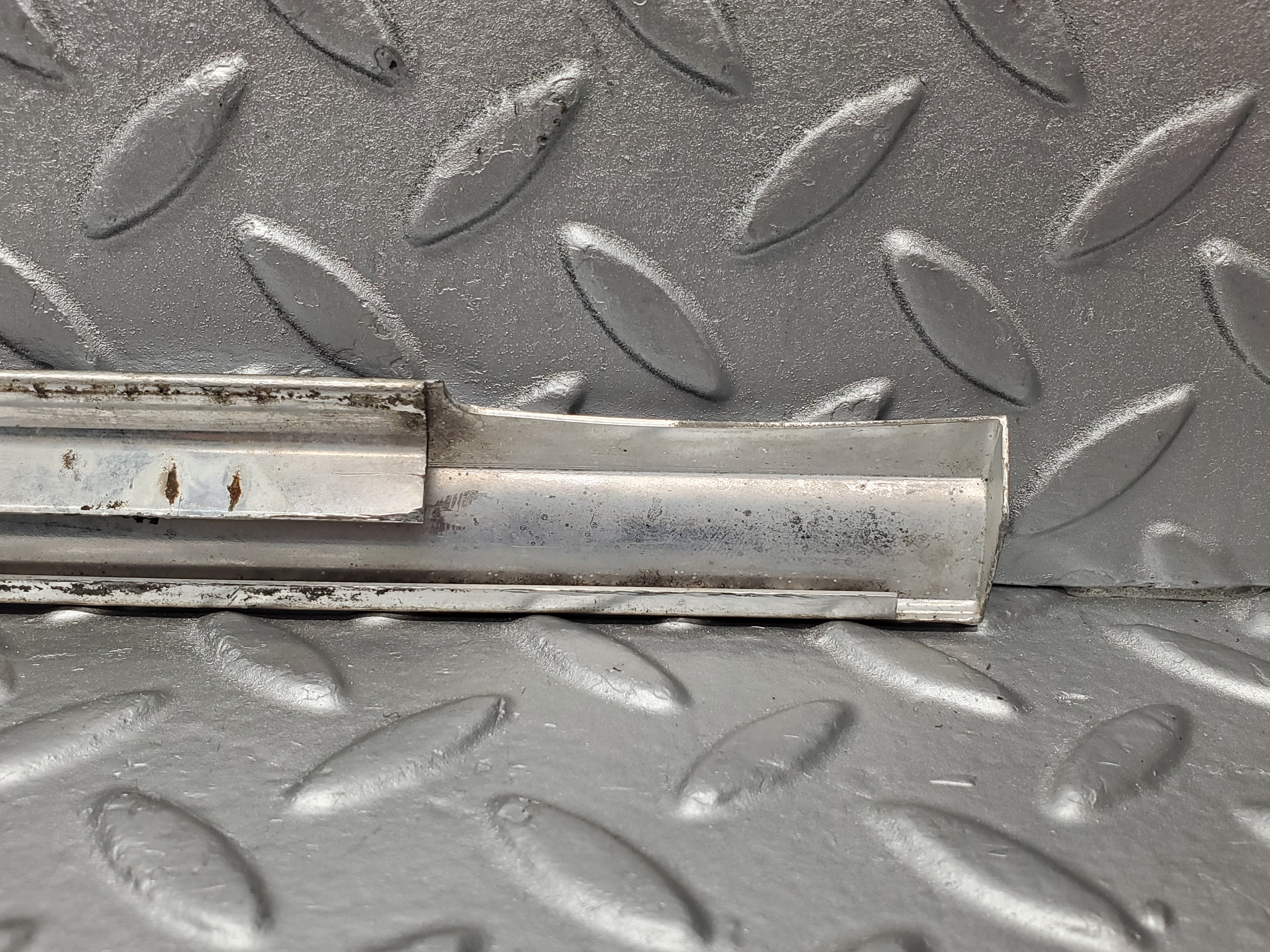 2132 Mercedes-Benz W116 350SE Front Right Door Chrome Trim