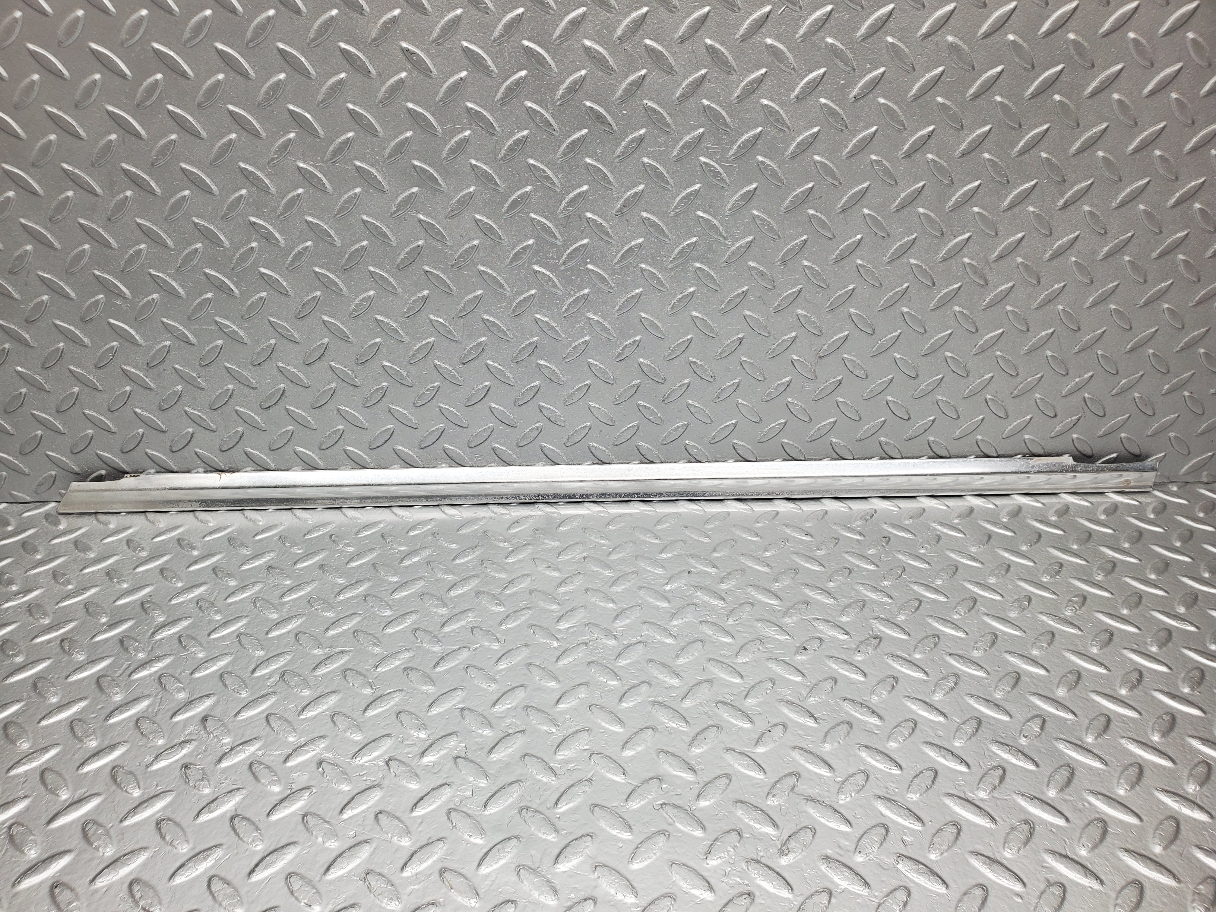 2133 Mercedes-Benz W116 350SE Front Left Door Chrome Trim