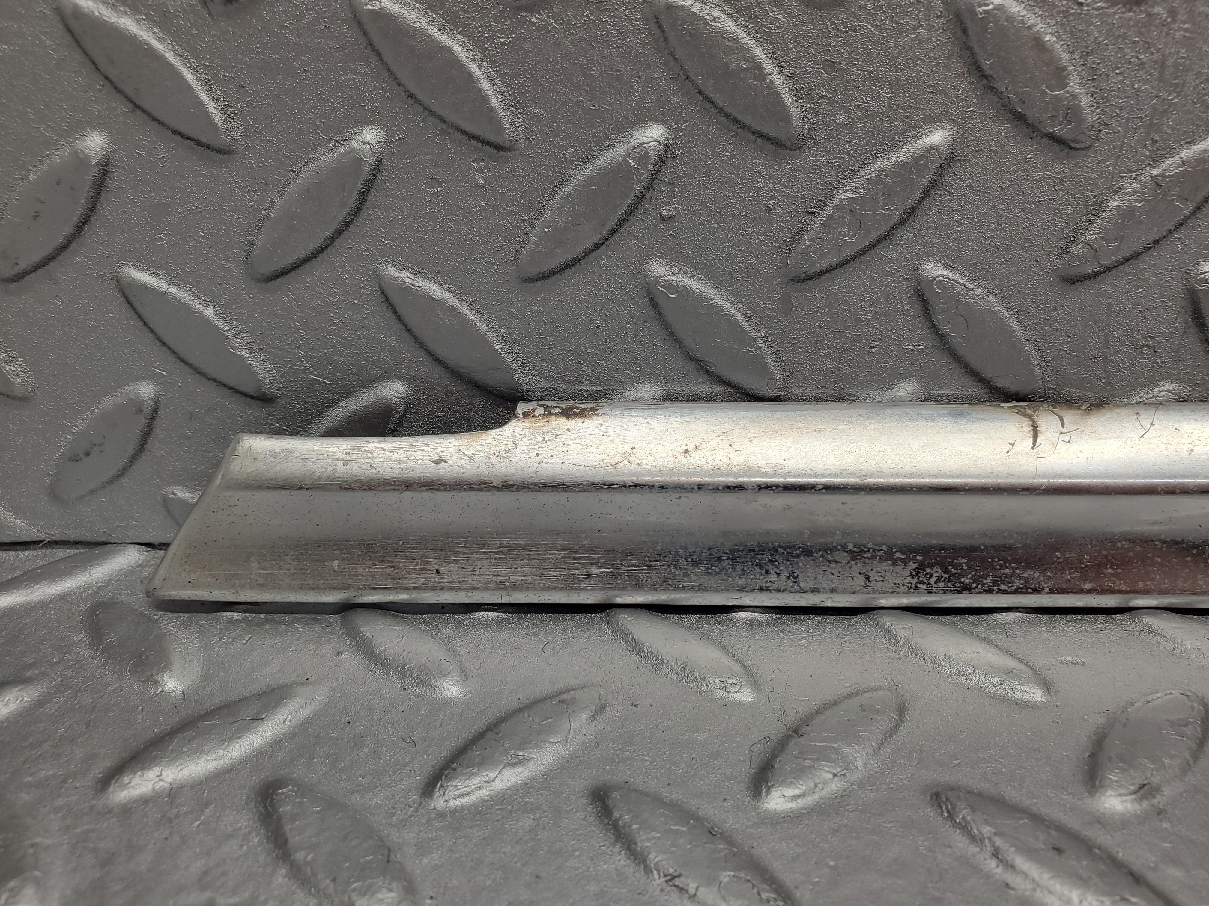 2133 Mercedes-Benz W116 350SE Front Left Door Chrome Trim