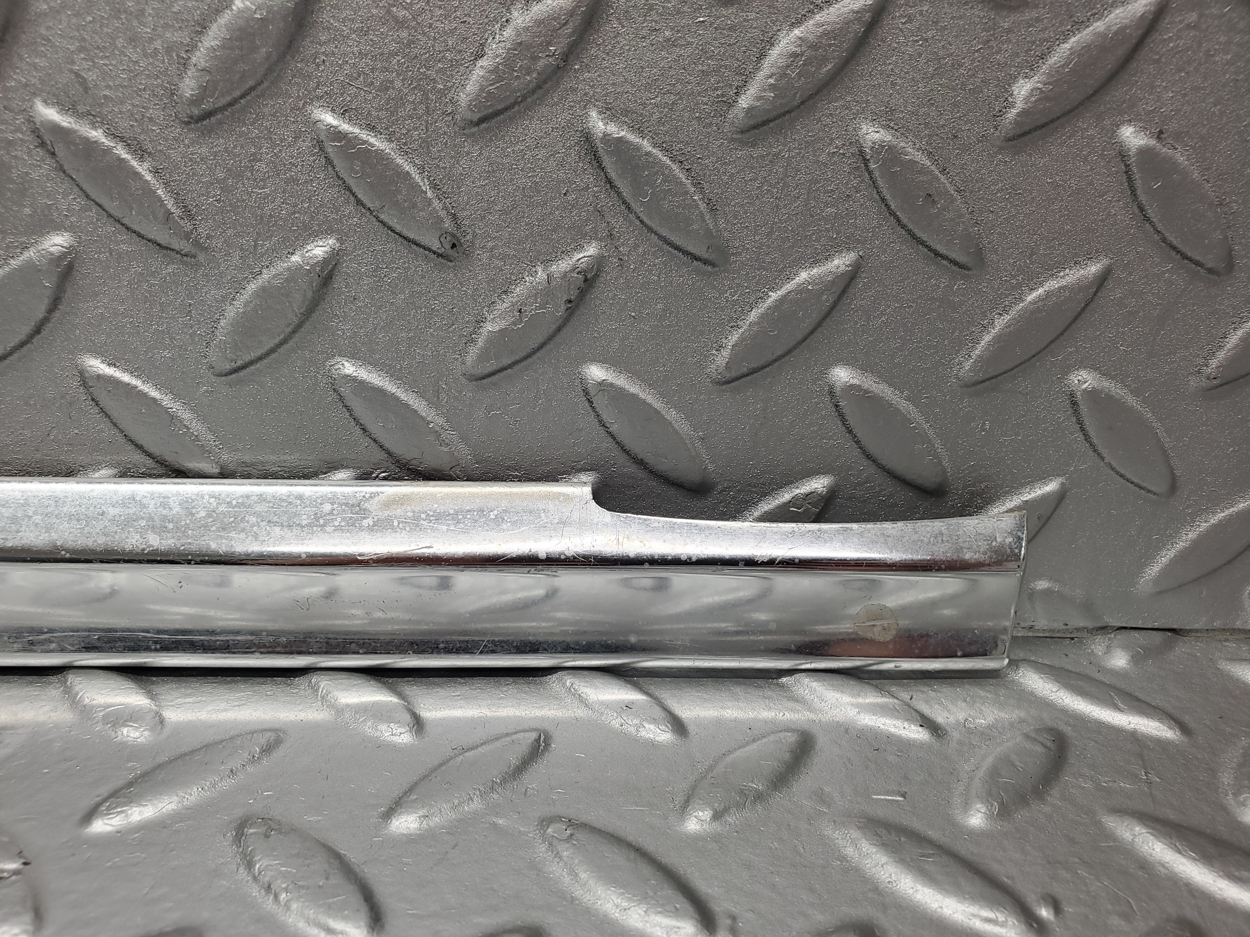 2133 Mercedes-Benz W116 350SE Front Left Door Chrome Trim