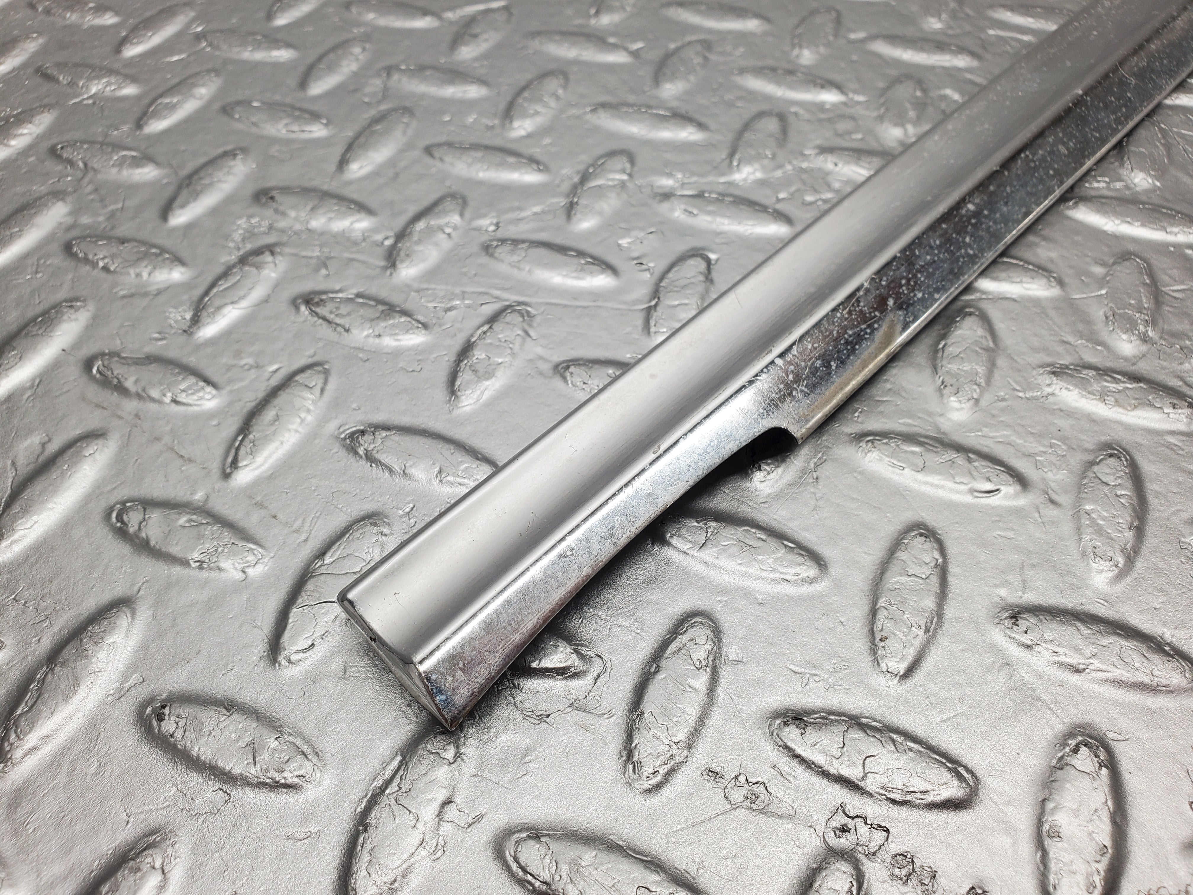 2133 Mercedes-Benz W116 350SE Front Left Door Chrome Trim