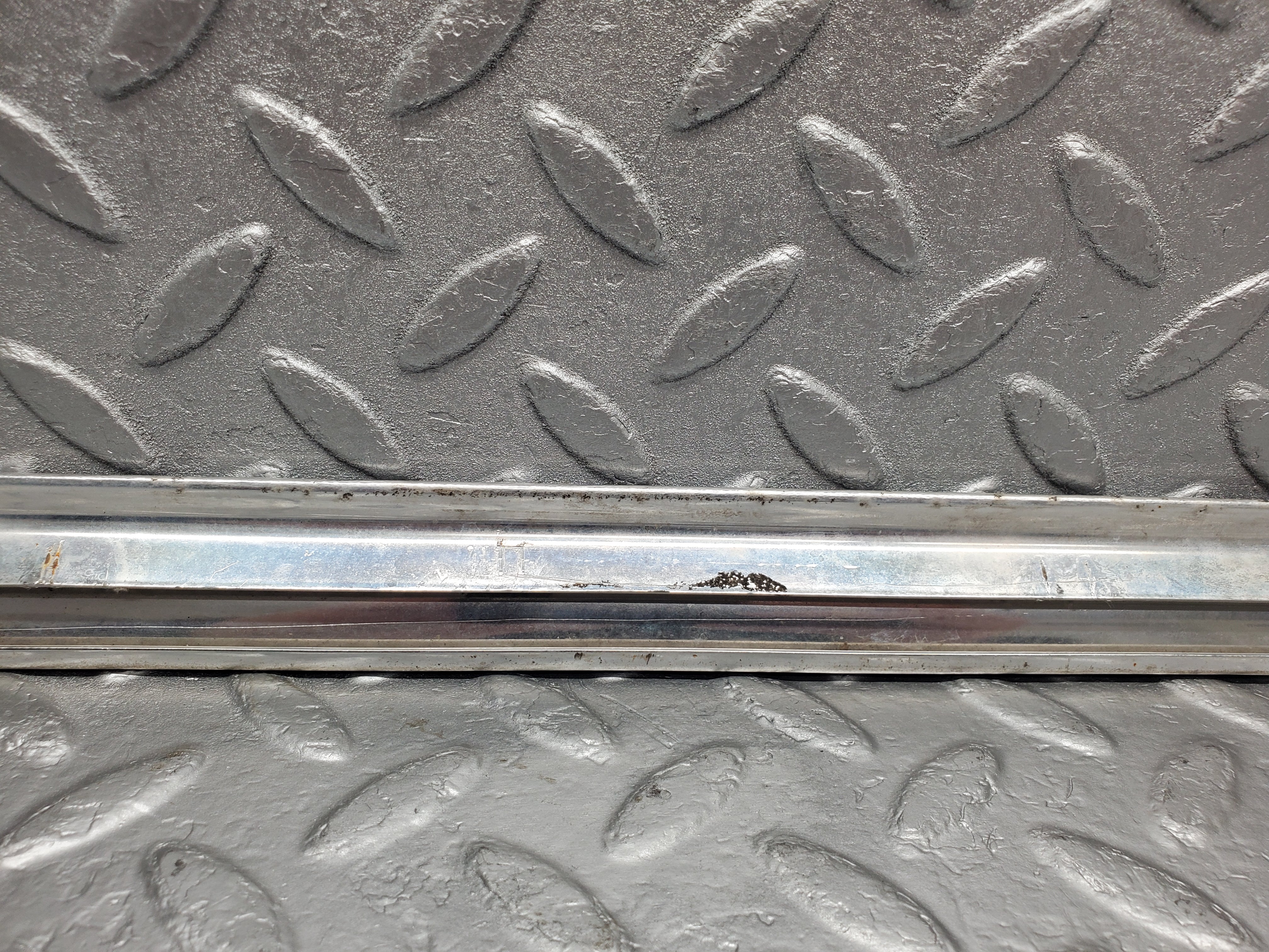 2133 Mercedes-Benz W116 350SE Front Left Door Chrome Trim