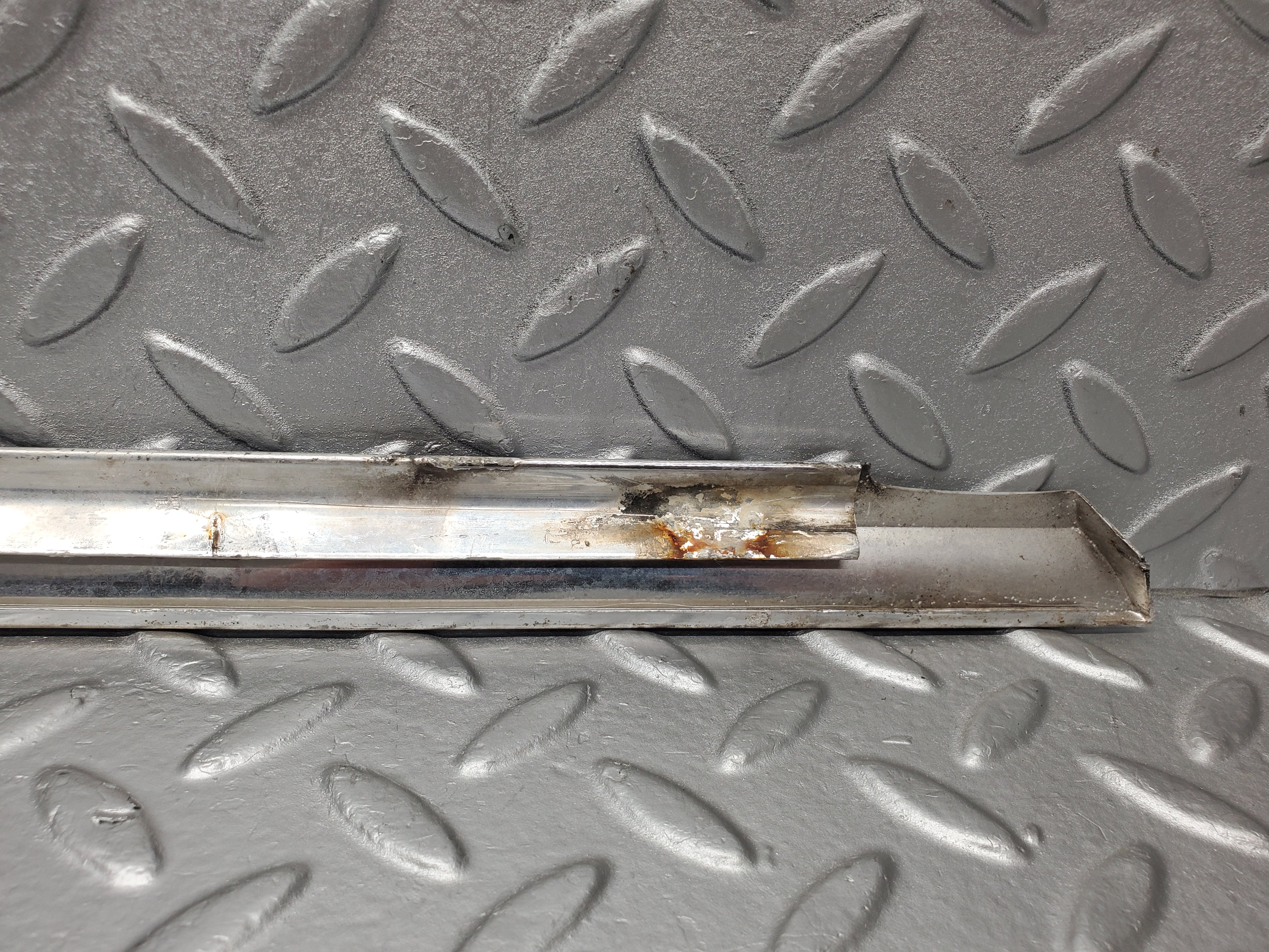 2133 Mercedes-Benz W116 350SE Front Left Door Chrome Trim