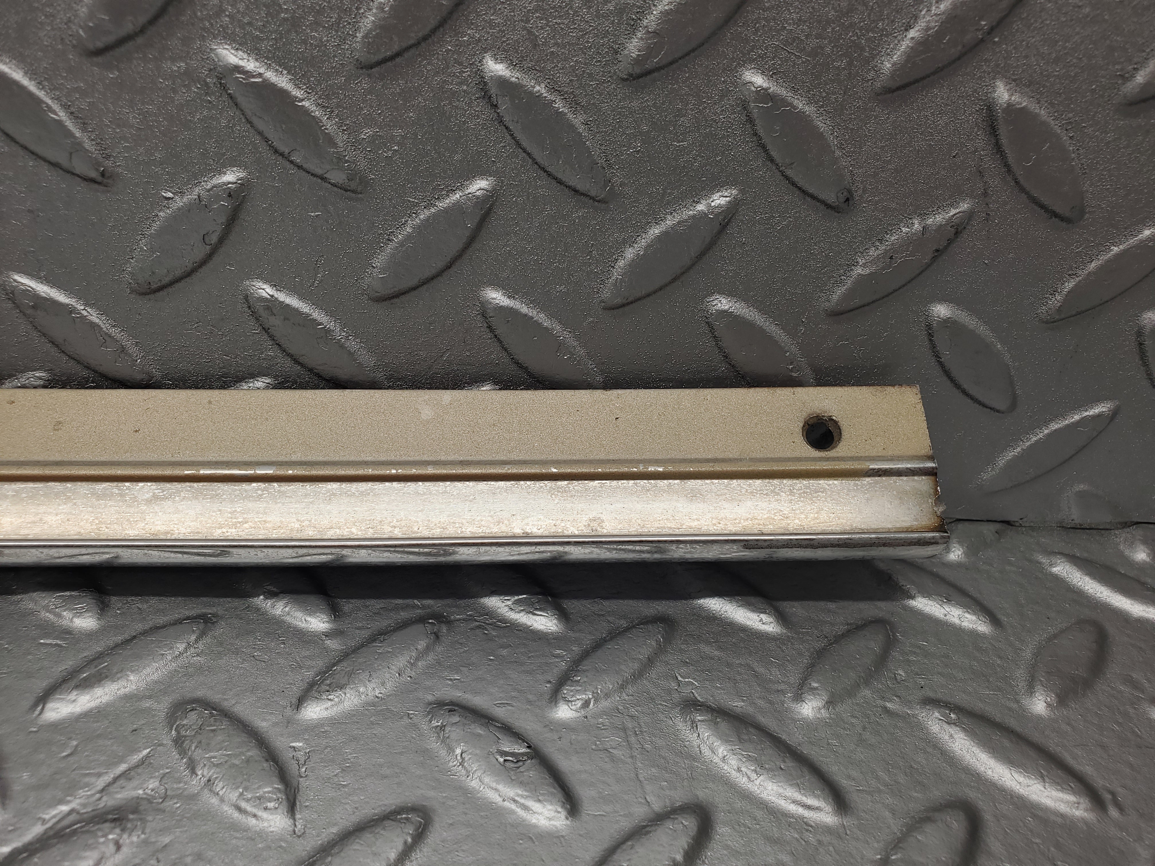 2134 Mercedes-Benz W116 350SE Centre Roof Chrome Trim Left Side