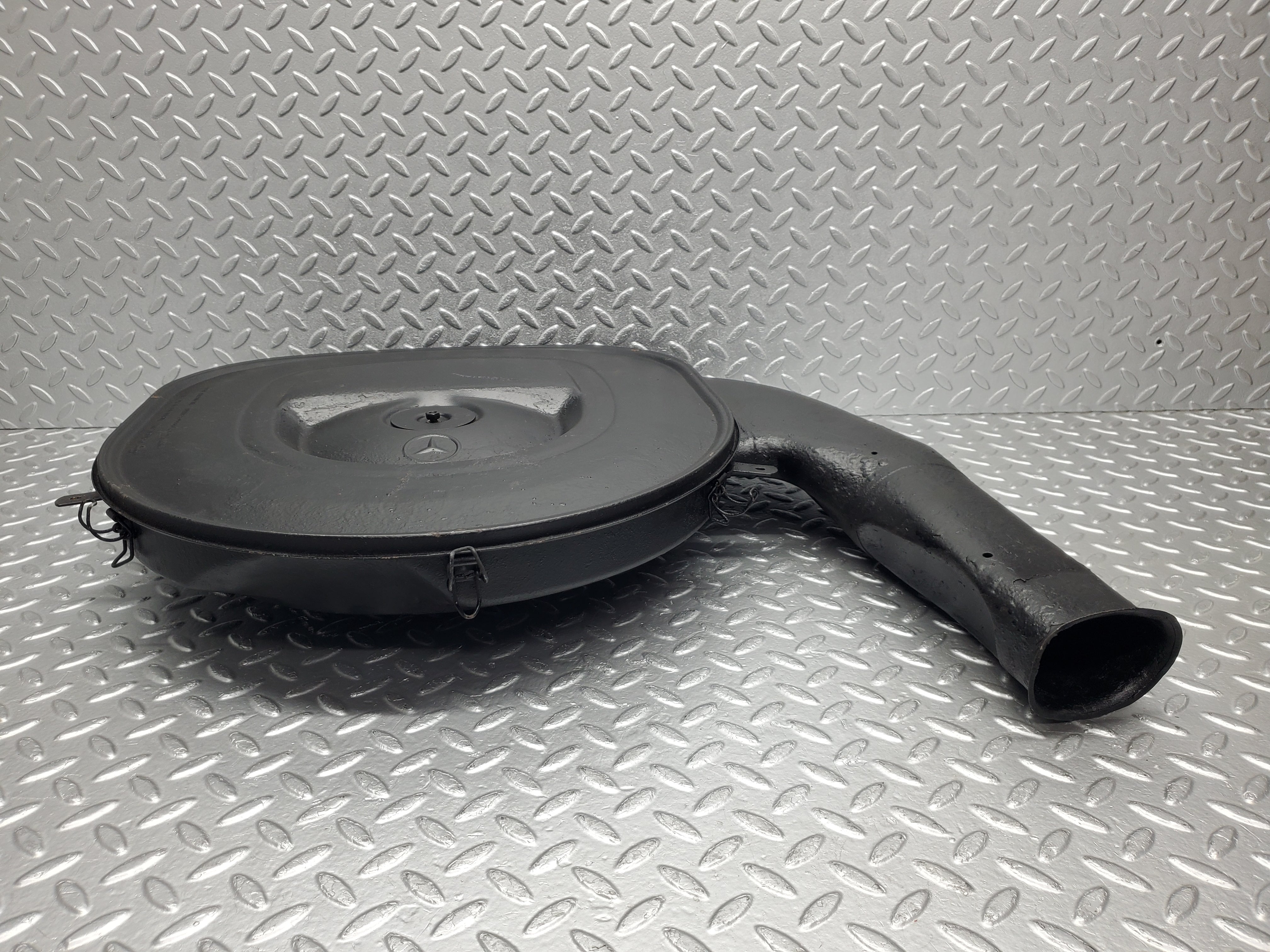 2137 Mercedes-Benz W116 350SE Air Filter Housing 4517485106