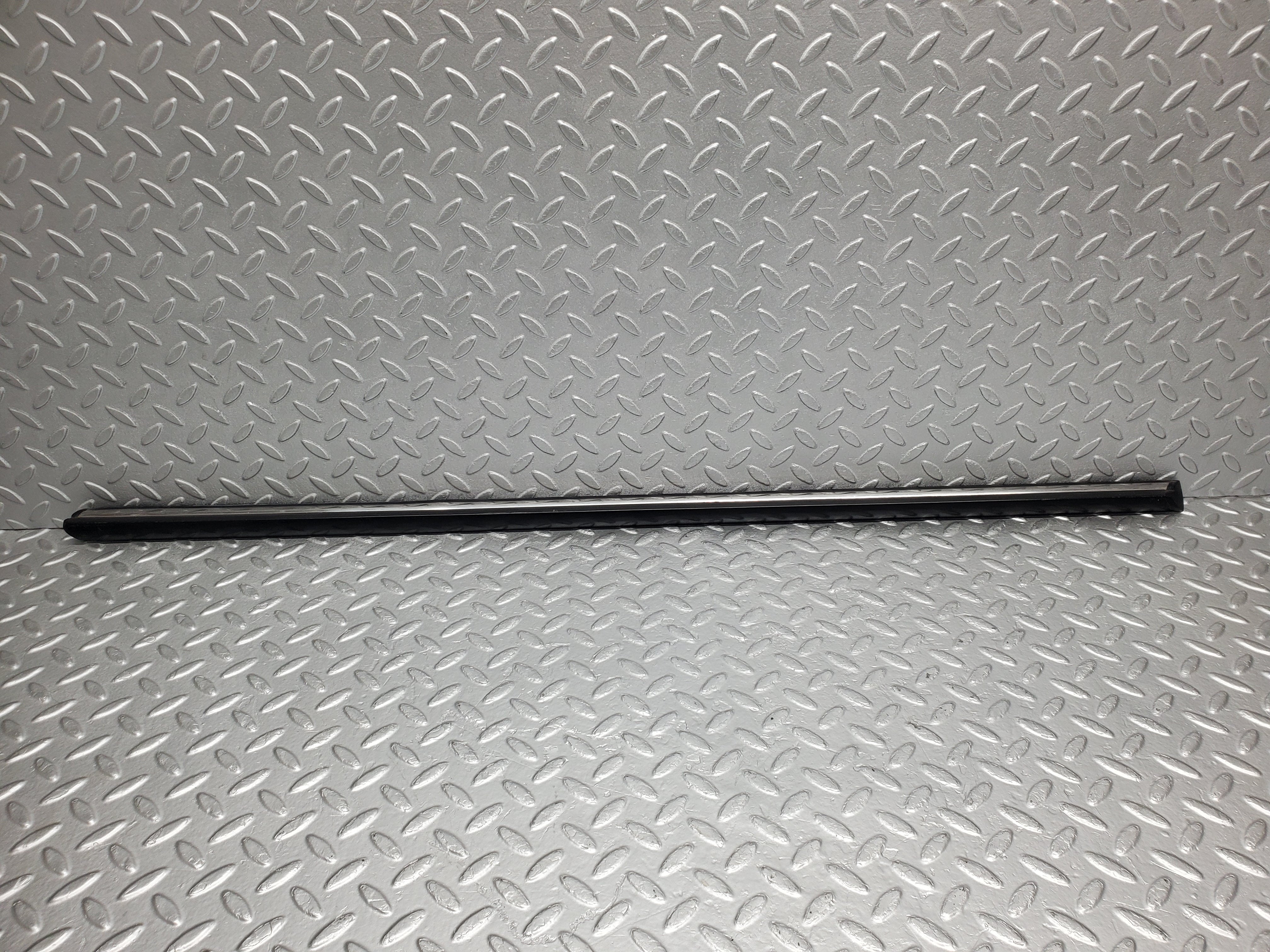 2171 Mercedes-Benz W116 350SE Front Right Door Centre Moulding Trim