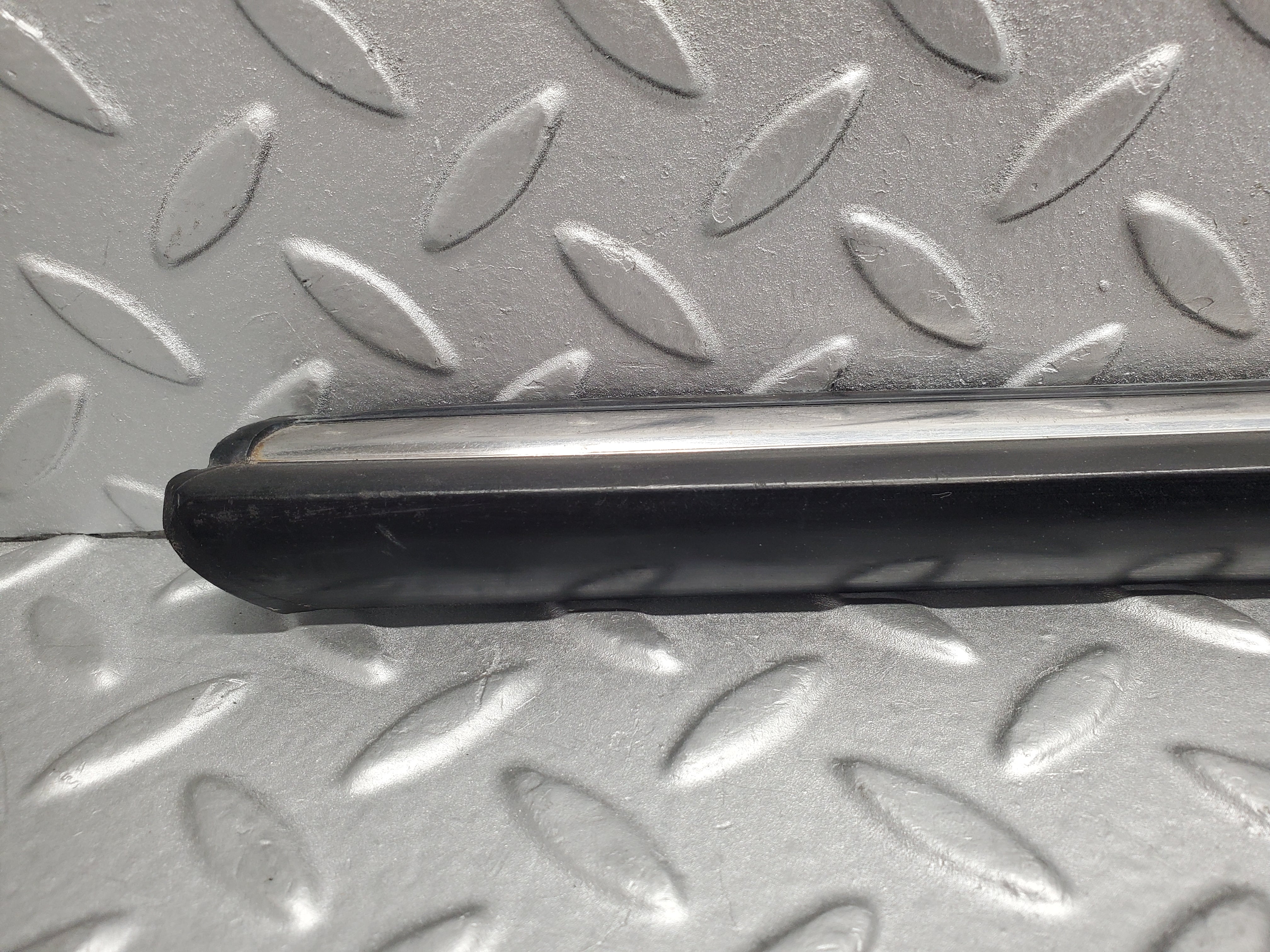 2171 Mercedes-Benz W116 350SE Front Right Door Centre Moulding Trim