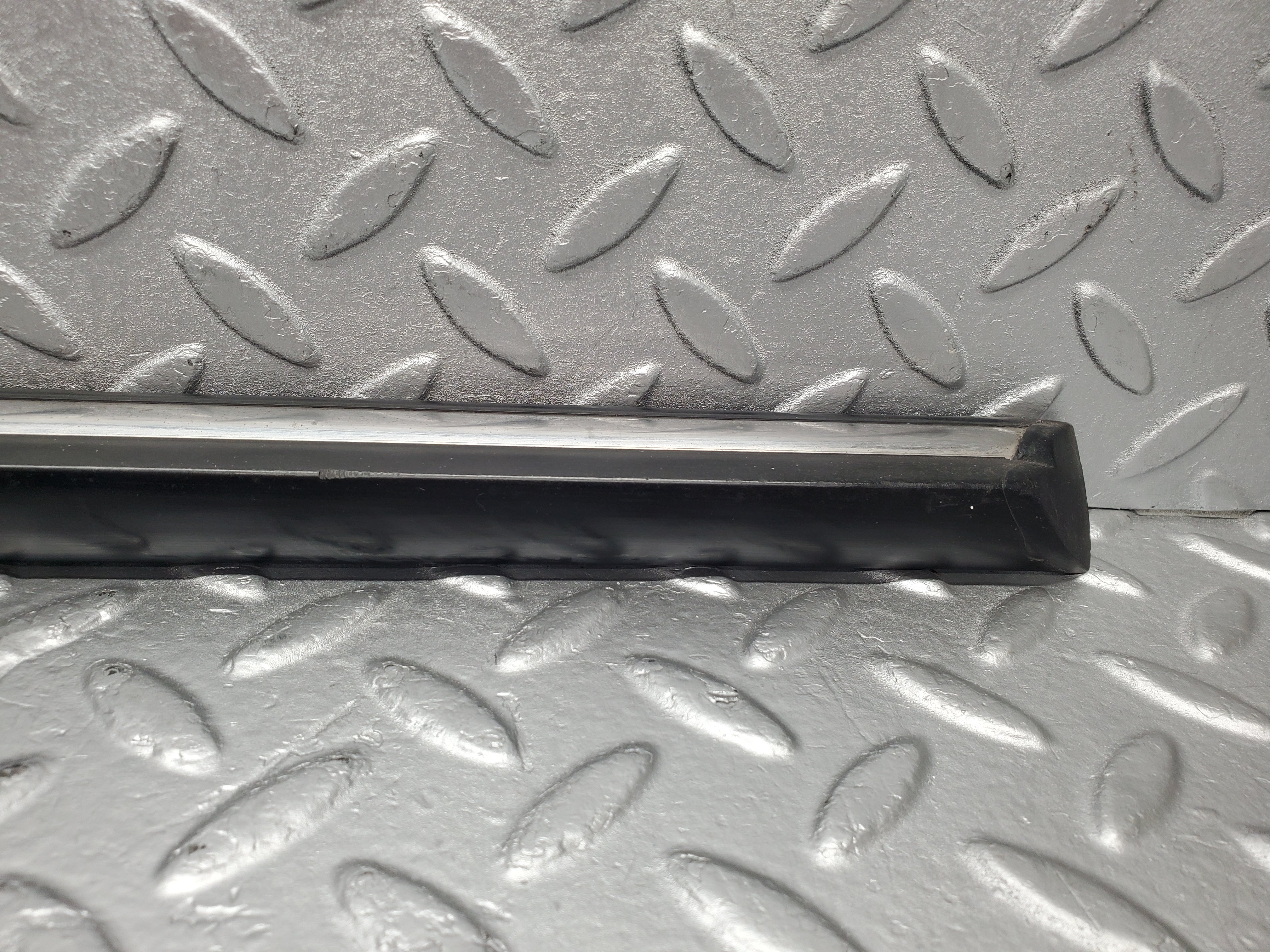 2171 Mercedes-Benz W116 350SE Front Right Door Centre Moulding Trim