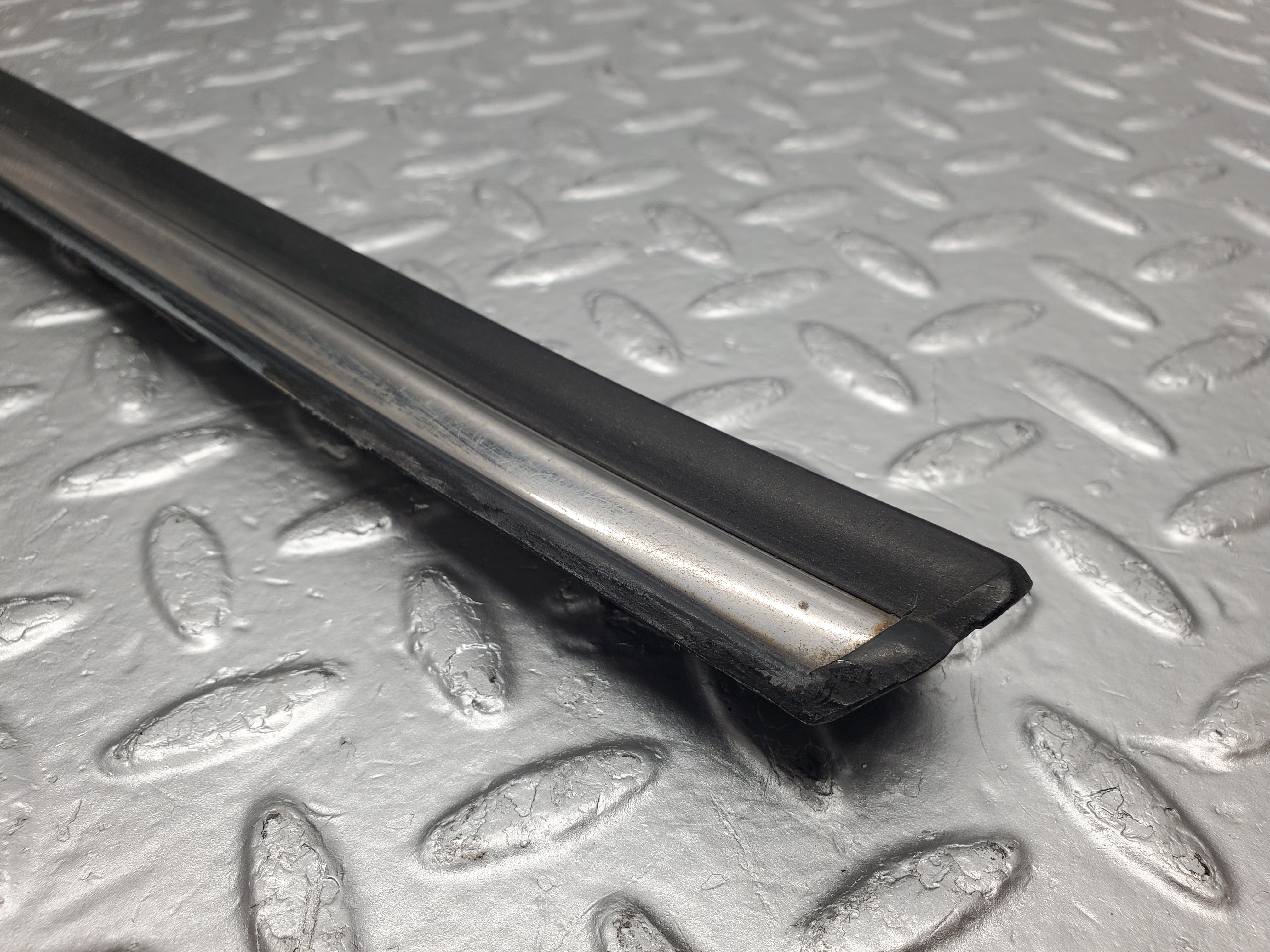 2171 Mercedes-Benz W116 350SE Front Right Door Centre Moulding Trim