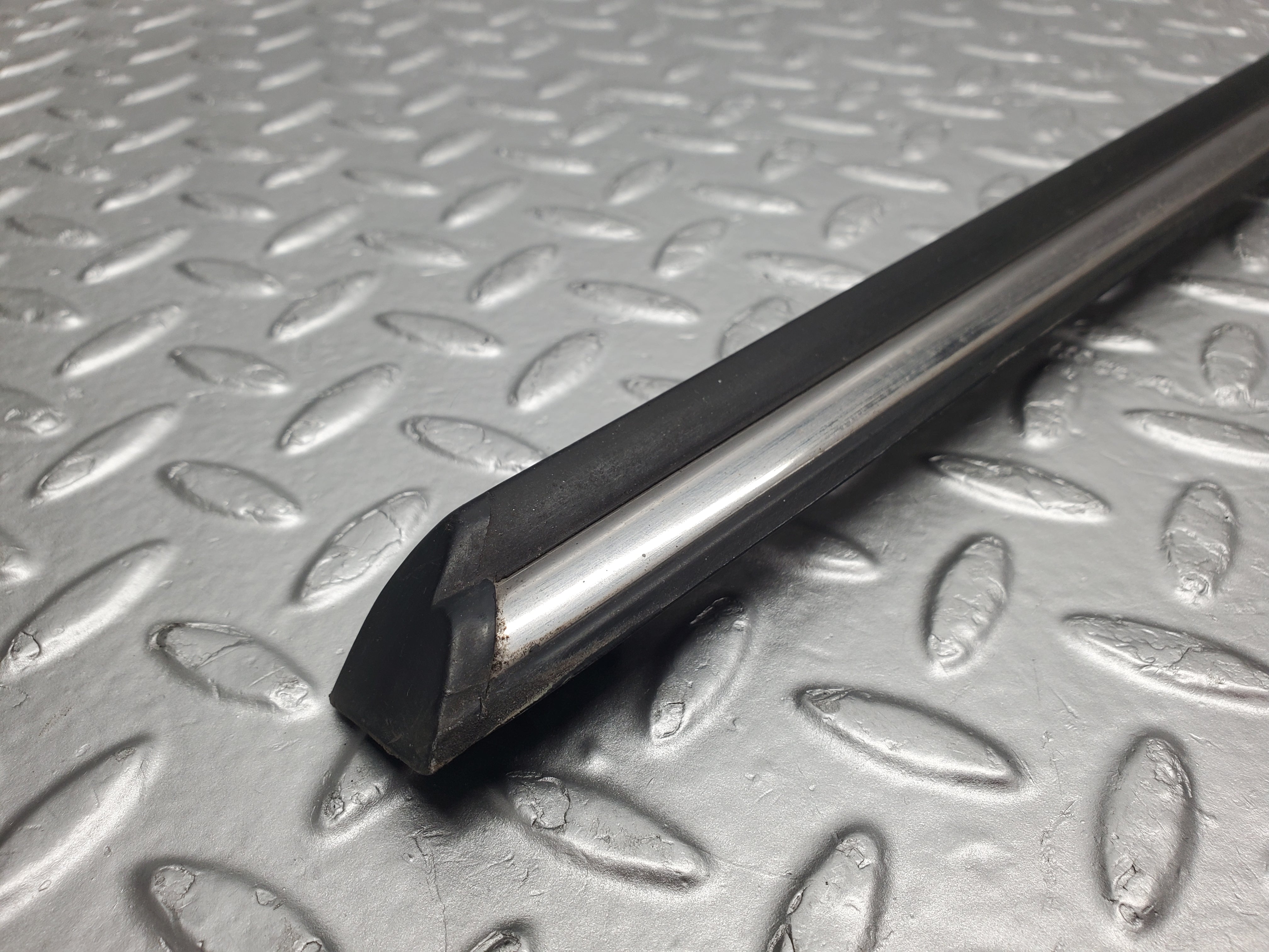 2171 Mercedes-Benz W116 350SE Front Right Door Centre Moulding Trim