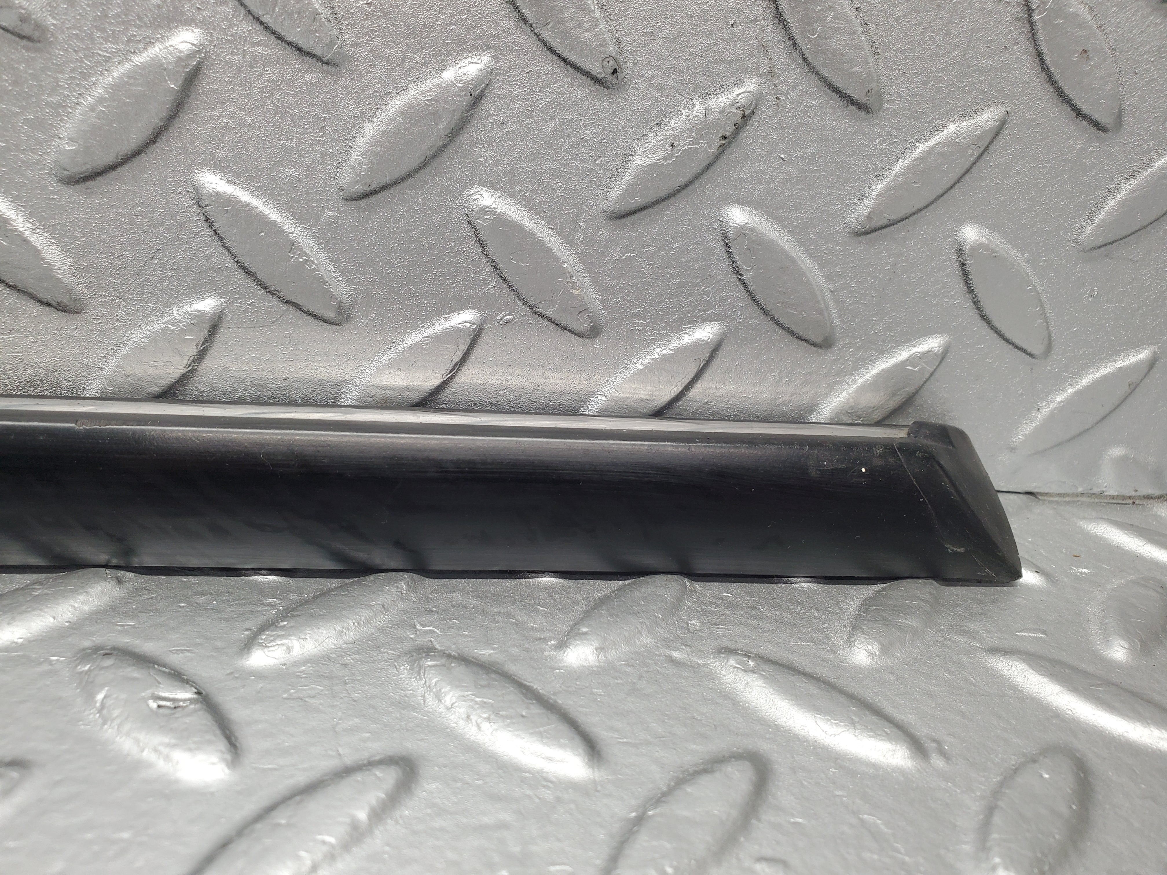 2171 Mercedes-Benz W116 350SE Front Right Door Centre Moulding Trim