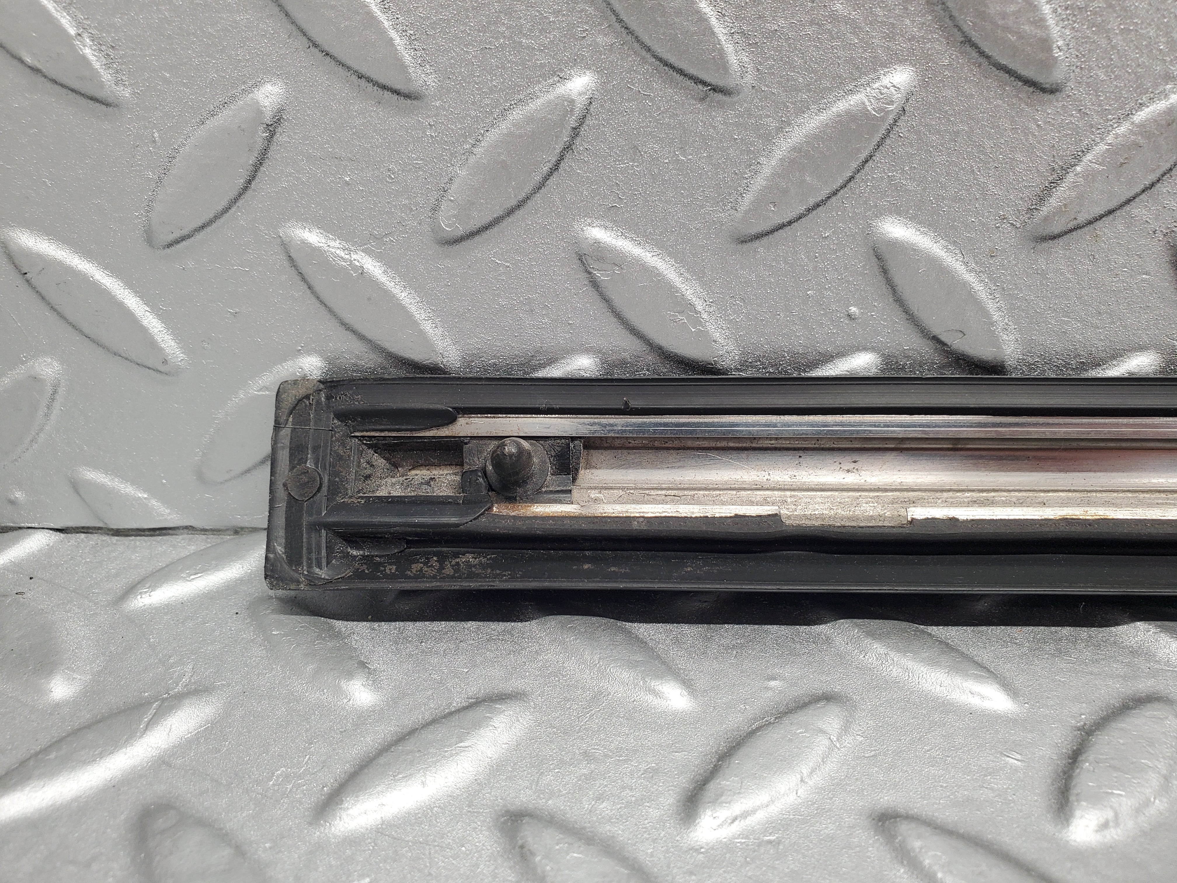 2171 Mercedes-Benz W116 350SE Front Right Door Centre Moulding Trim