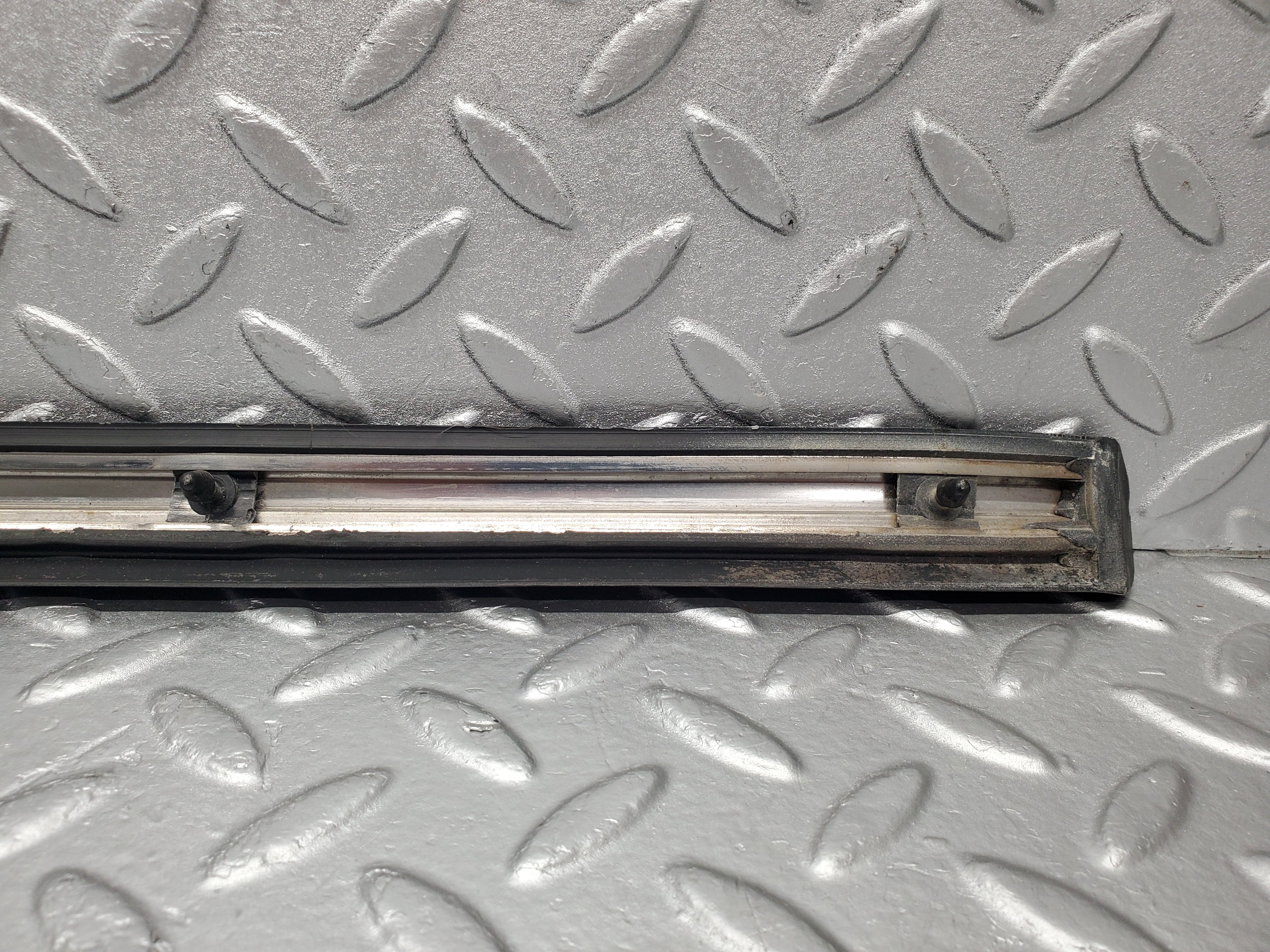 2171 Mercedes-Benz W116 350SE Front Right Door Centre Moulding Trim