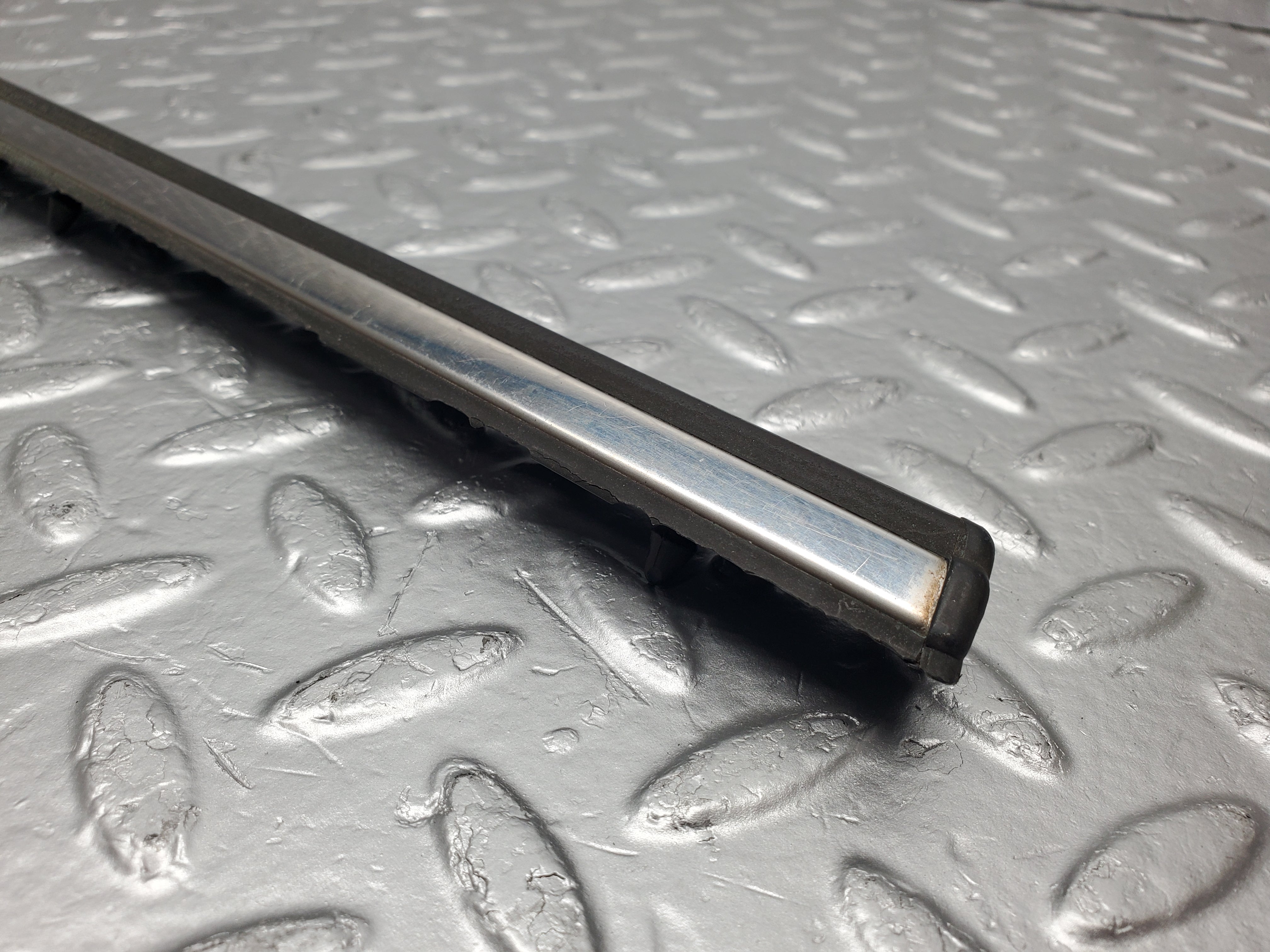 2172 Mercedes-Benz W123 230E Rear Right Door Centre Moulding Trim