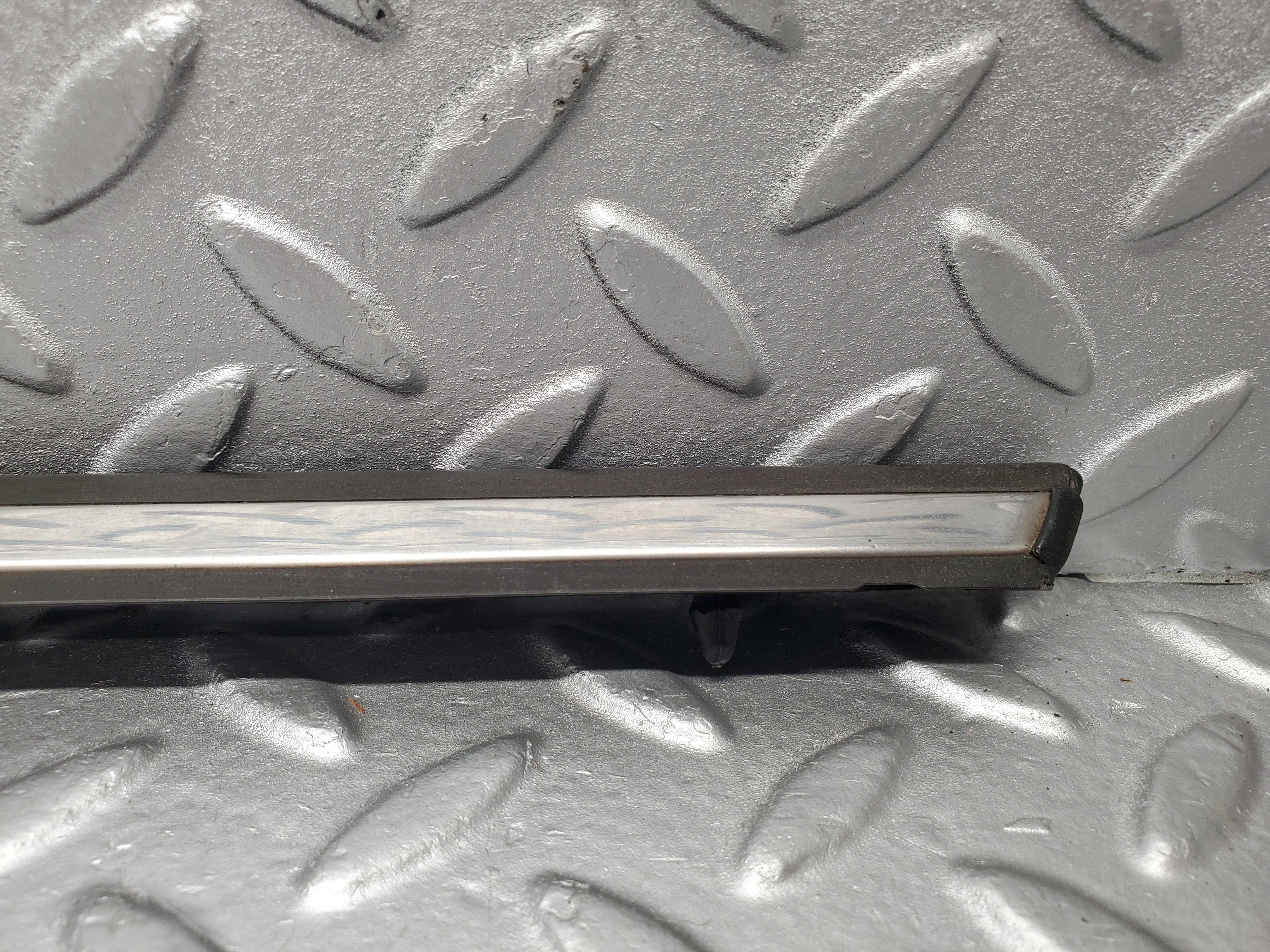 2174 Mercedes-Benz W123 230E Front Right Door Chrome Trim