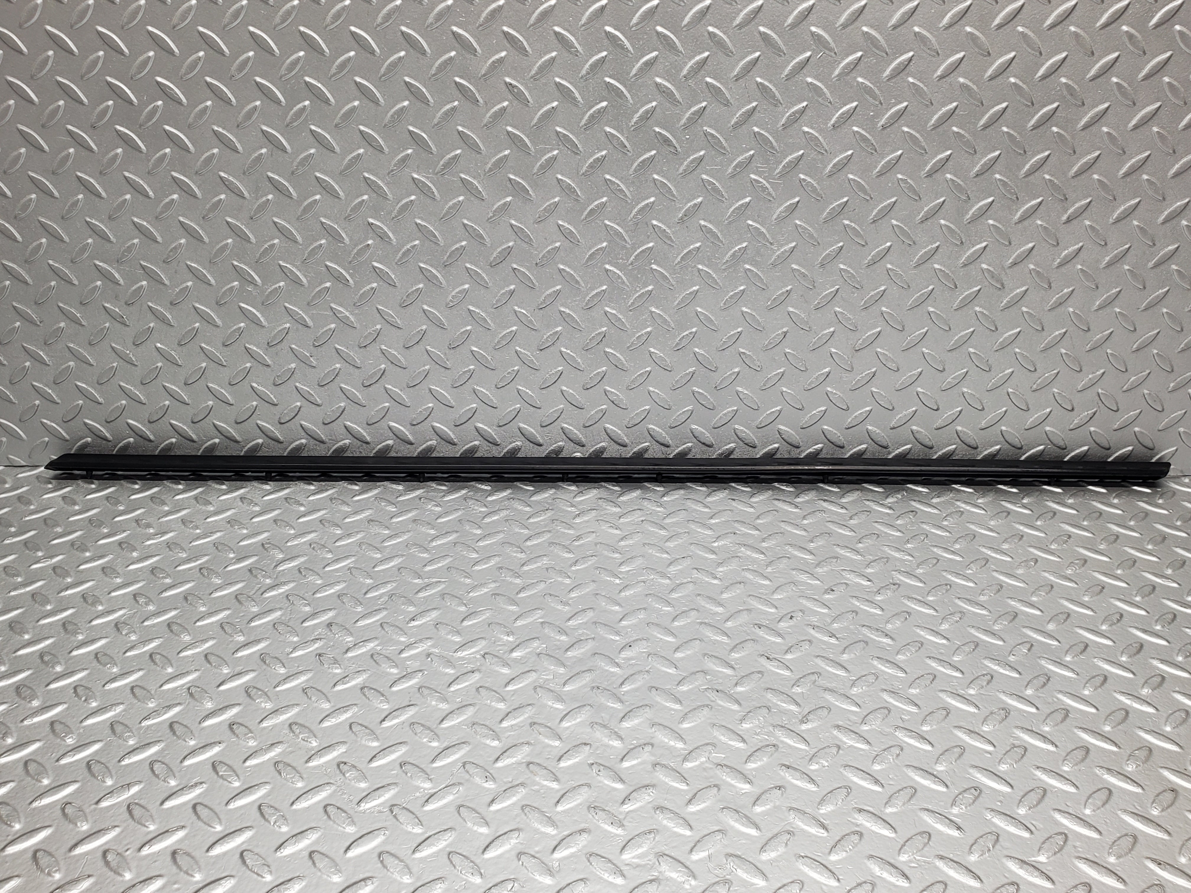 2173 Mercedes-Benz W123 230E Front Left Door Centre Moulding Trim