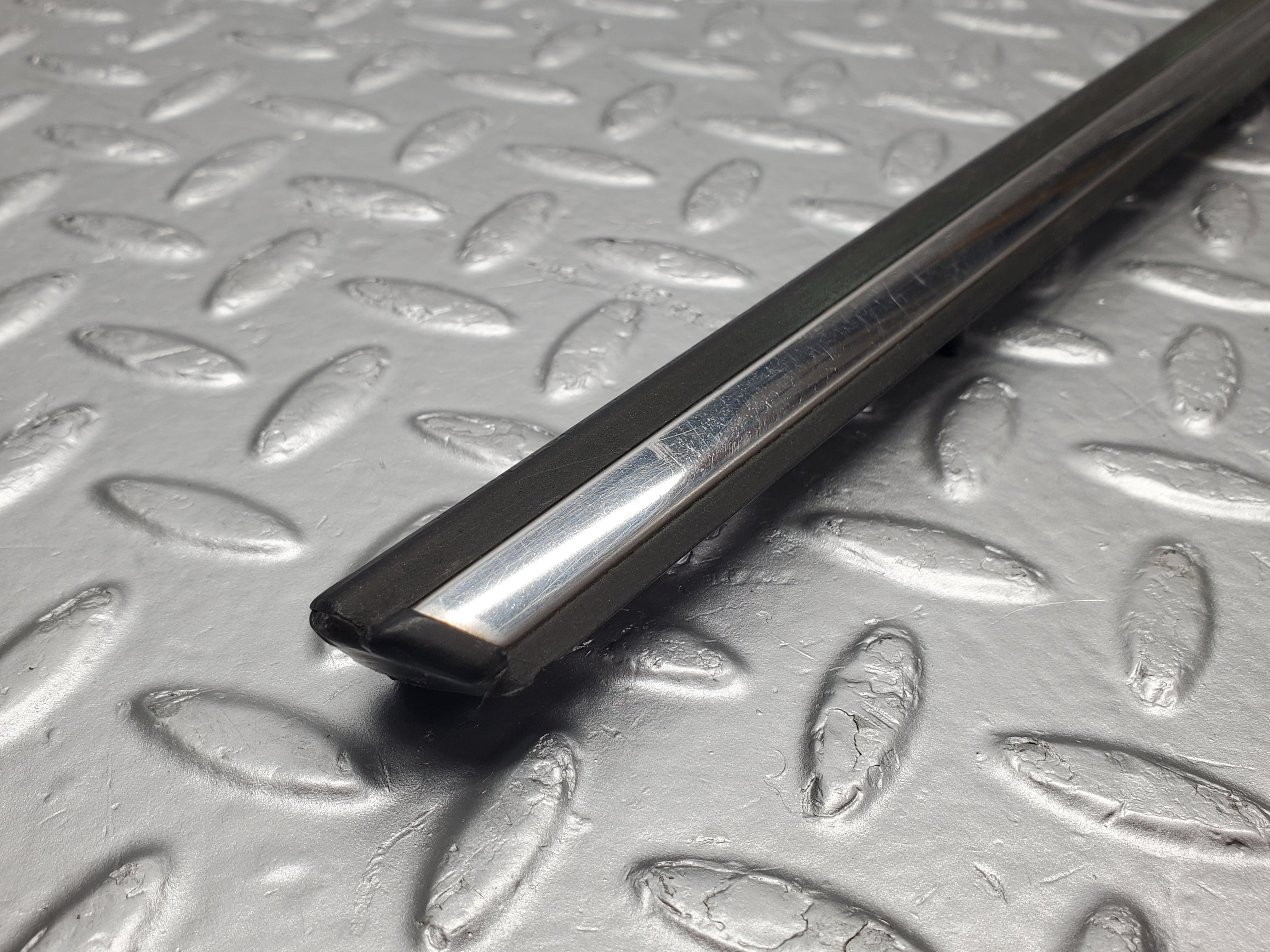 2173 Mercedes-Benz W123 230E Front Left Door Centre Moulding Trim