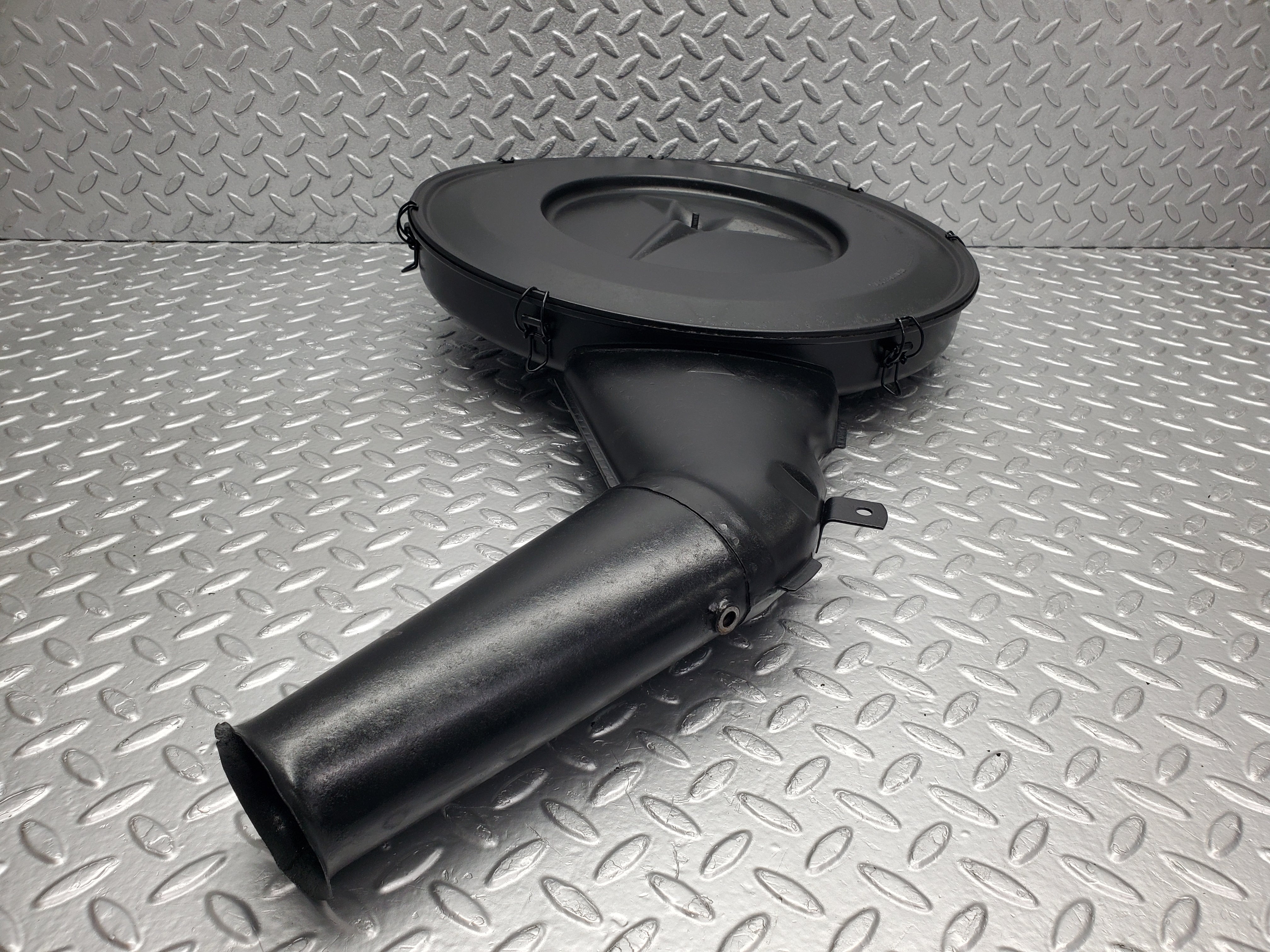 33558 Mercedes-Benz C107 R107 Air Filter Box Housing 0070942702