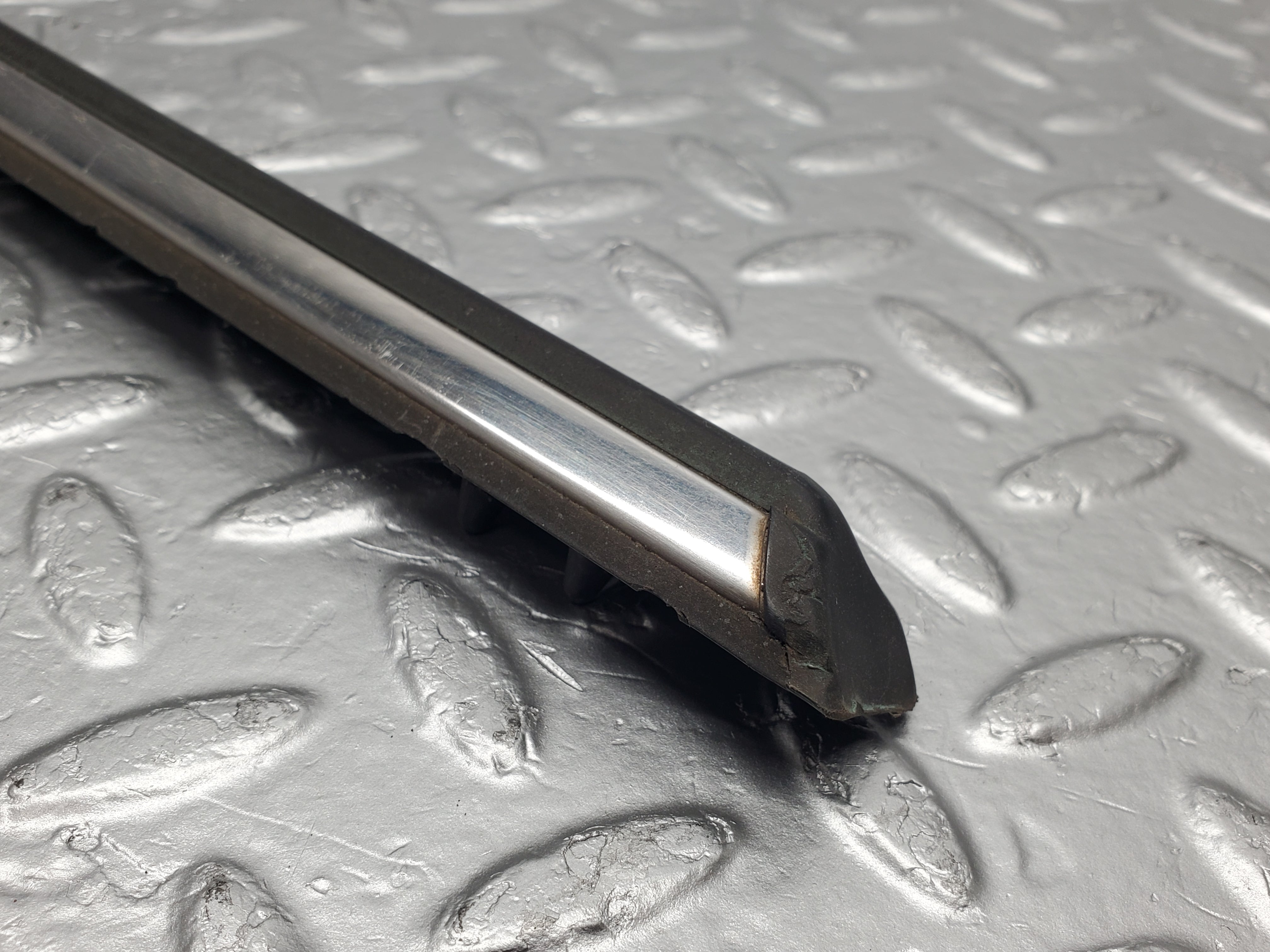 2173 Mercedes-Benz W123 230E Front Left Door Centre Moulding Trim