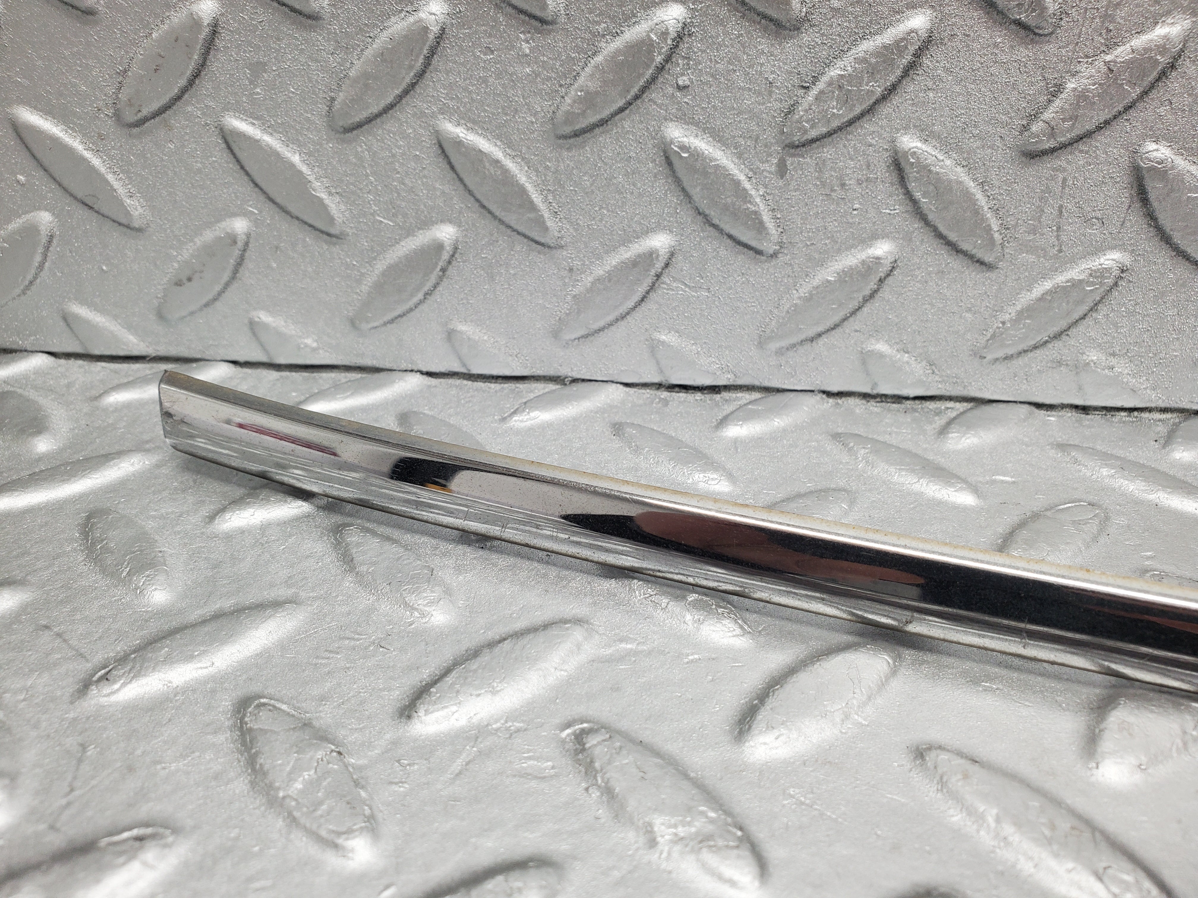 2184 Mercedes-Benz W220 S430 Rear Bumper Centre Chrome Trim 2208850074