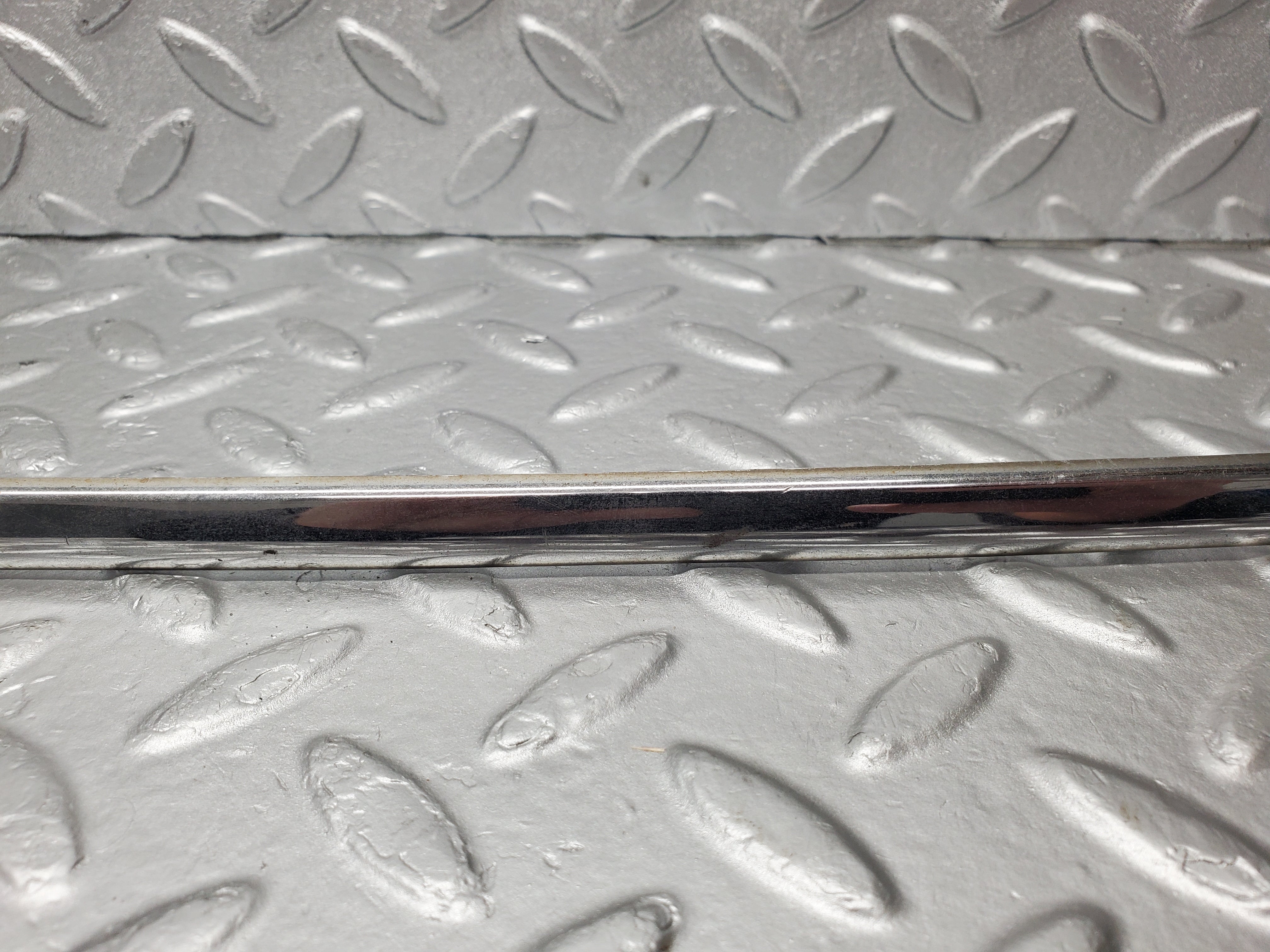 2184 Mercedes-Benz W220 S430 Rear Bumper Centre Chrome Trim 2208850074