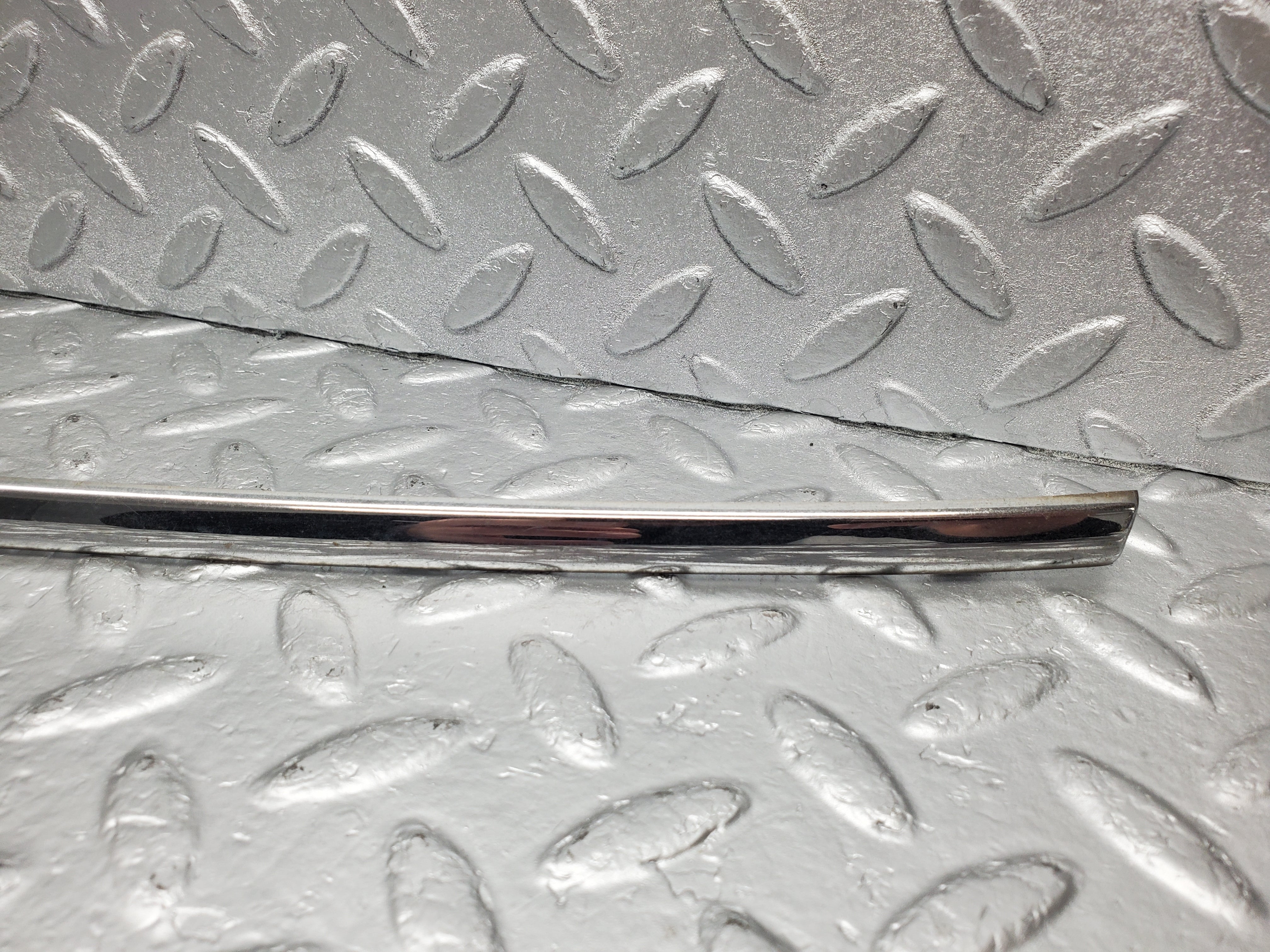 2184 Mercedes-Benz W220 S430 Rear Bumper Centre Chrome Trim 2208850074