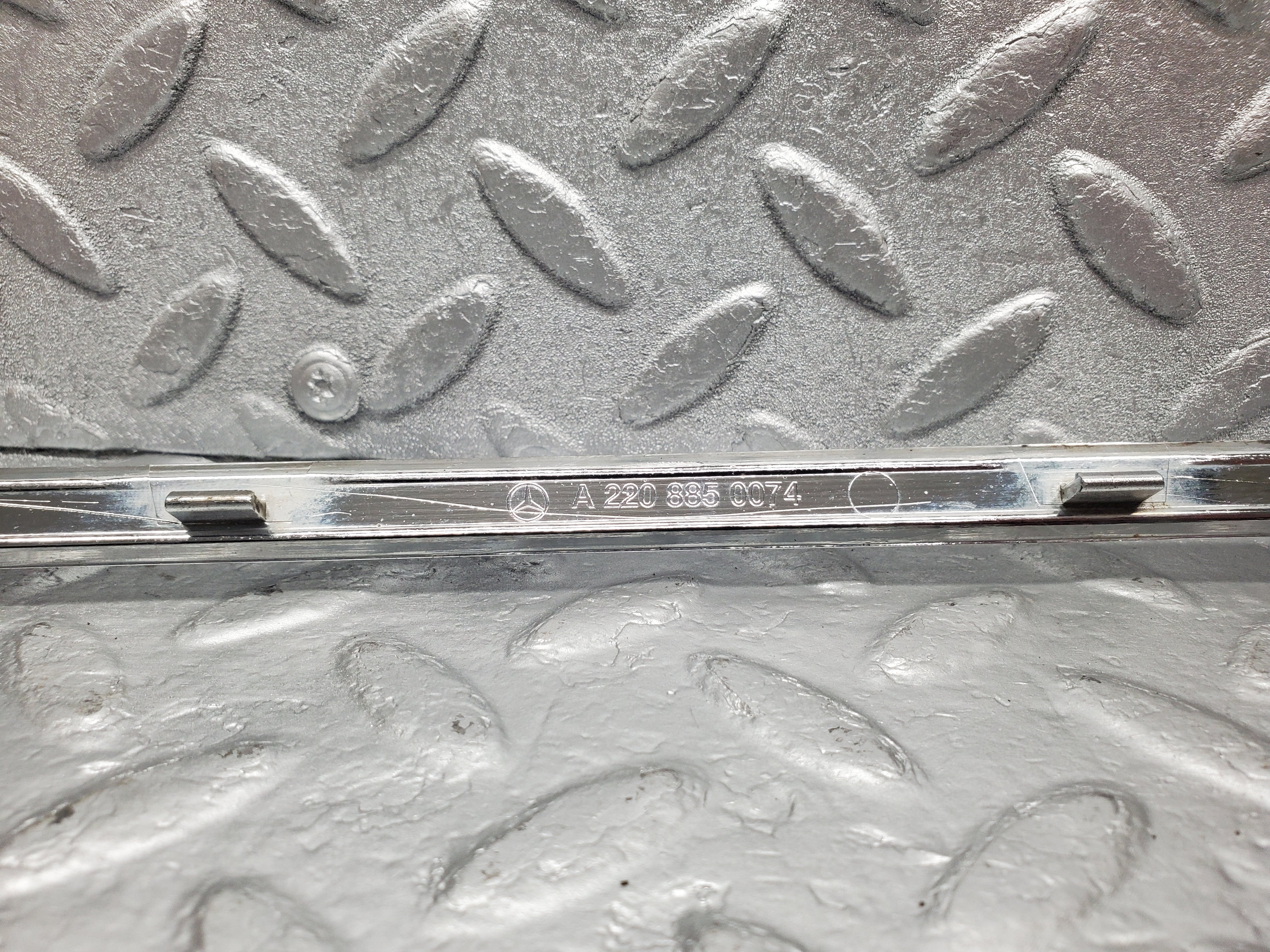 2184 Mercedes-Benz W220 S430 Rear Bumper Centre Chrome Trim 2208850074