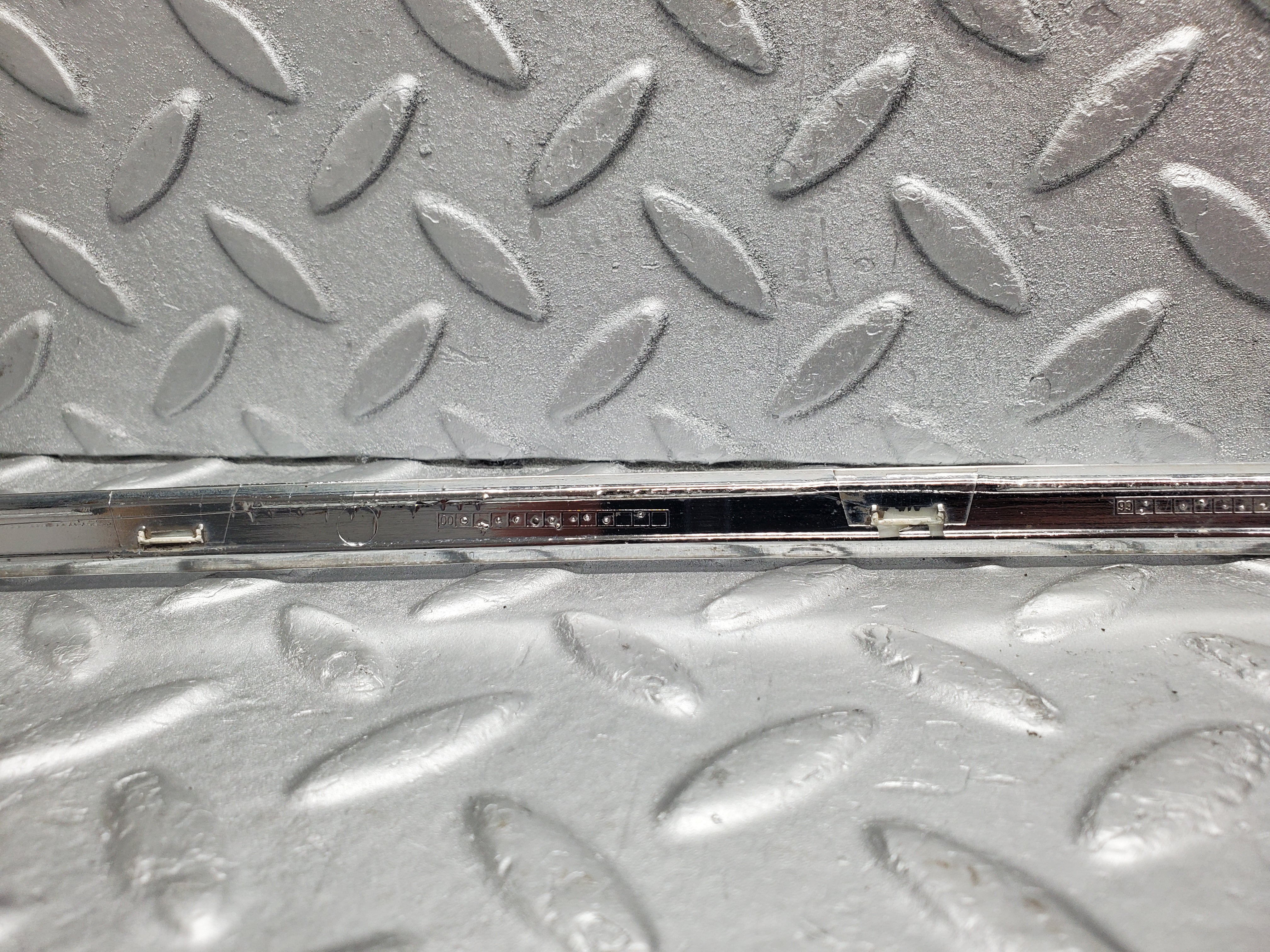 2184 Mercedes-Benz W220 S430 Rear Bumper Centre Chrome Trim 2208850074
