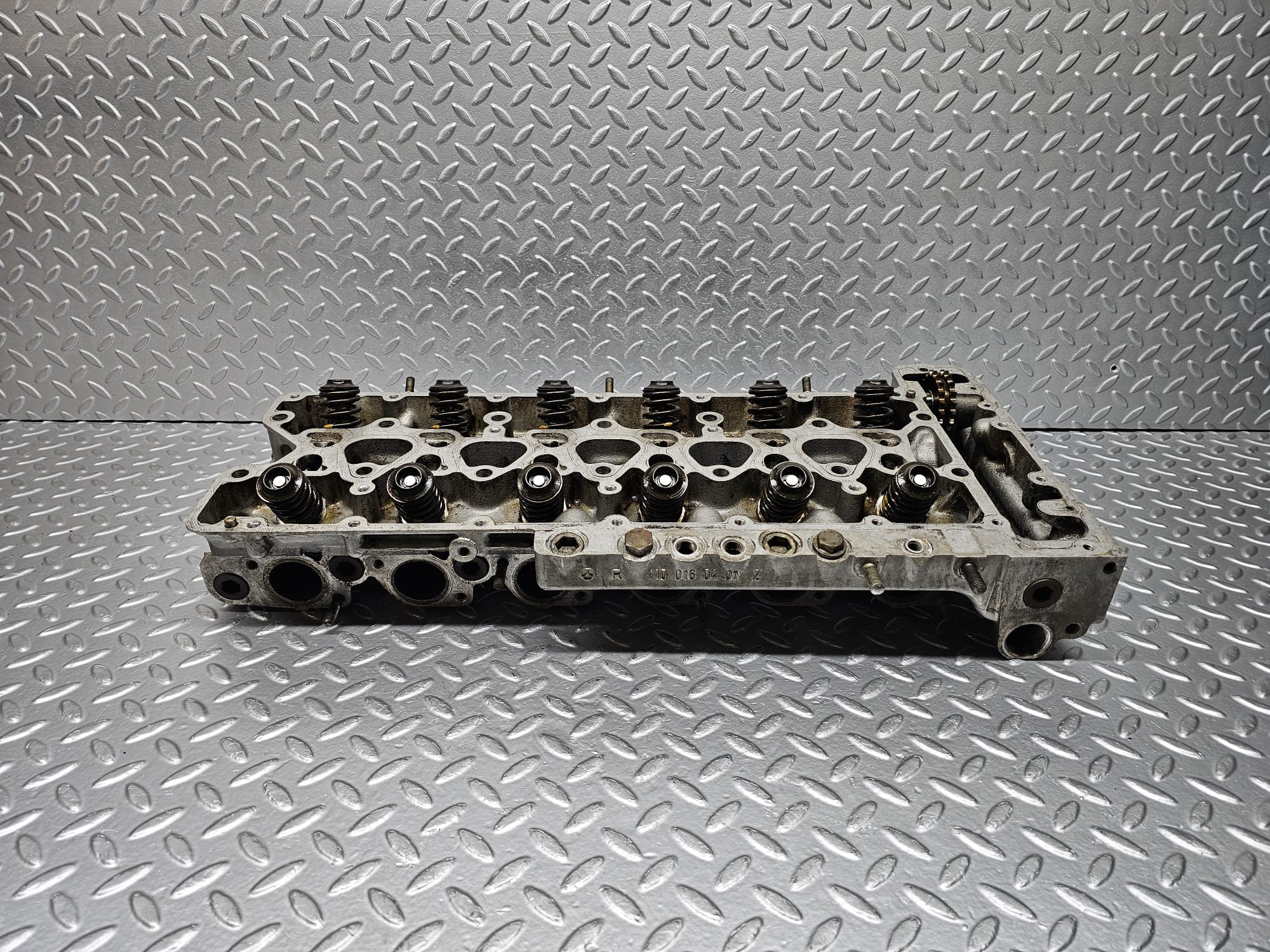 23676 Mercedes-Benz W114 280E Cylinder Head 1100161901