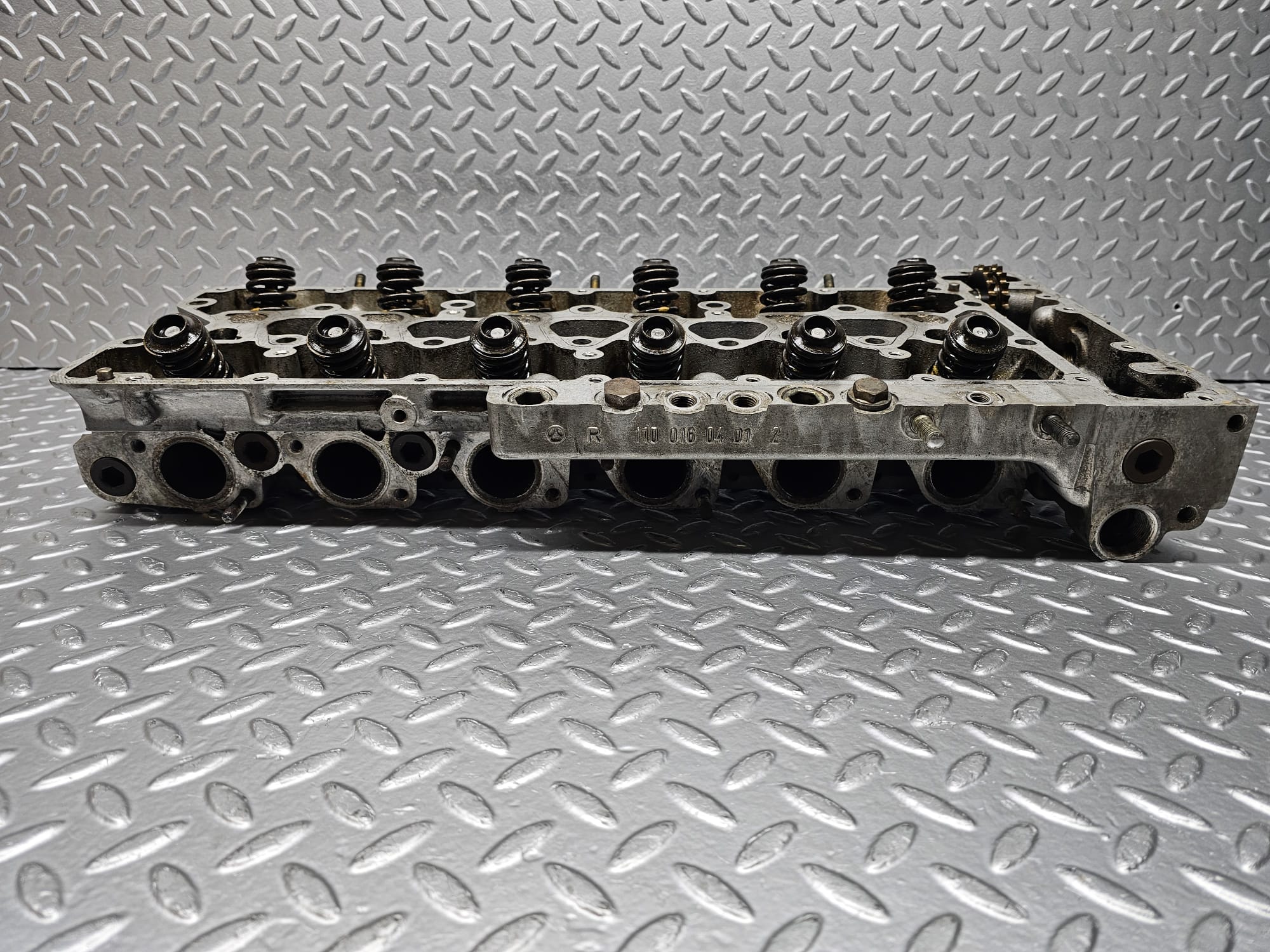 23676 Mercedes-Benz W114 280E Cylinder Head 1100161901