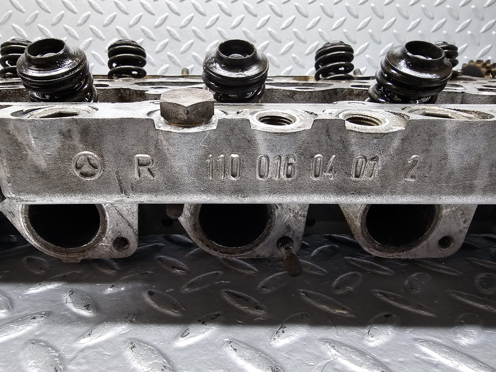 23676 Mercedes-Benz W114 280E Cylinder Head 1100161901