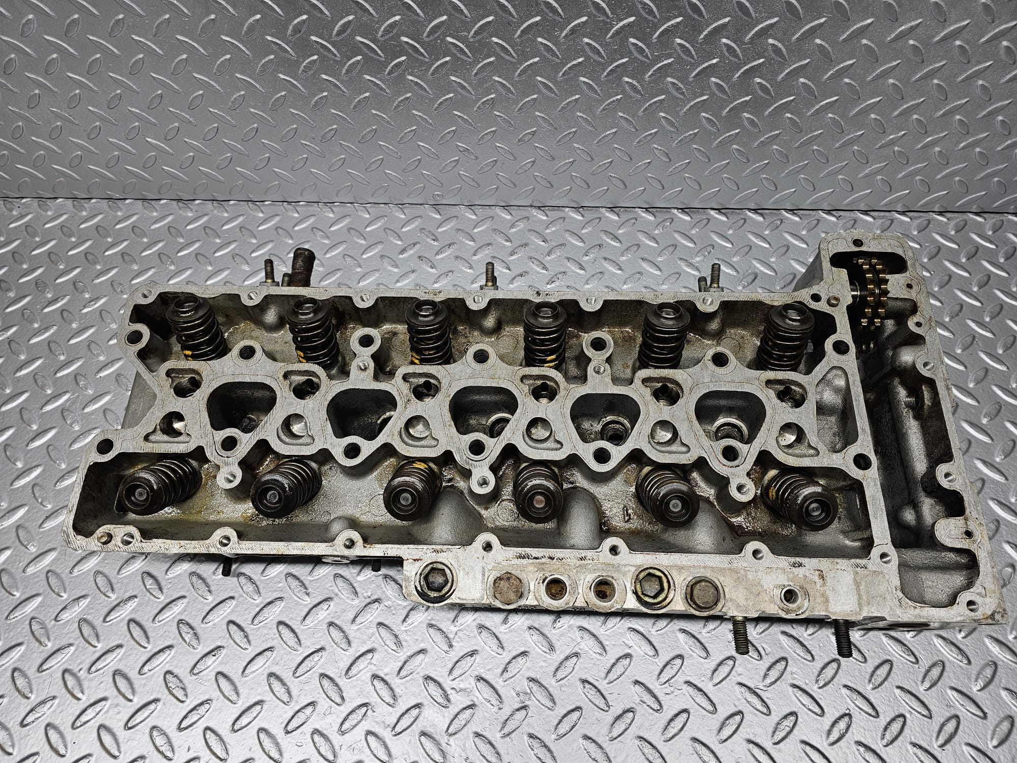 23676 Mercedes-Benz W114 280E Cylinder Head 1100161901