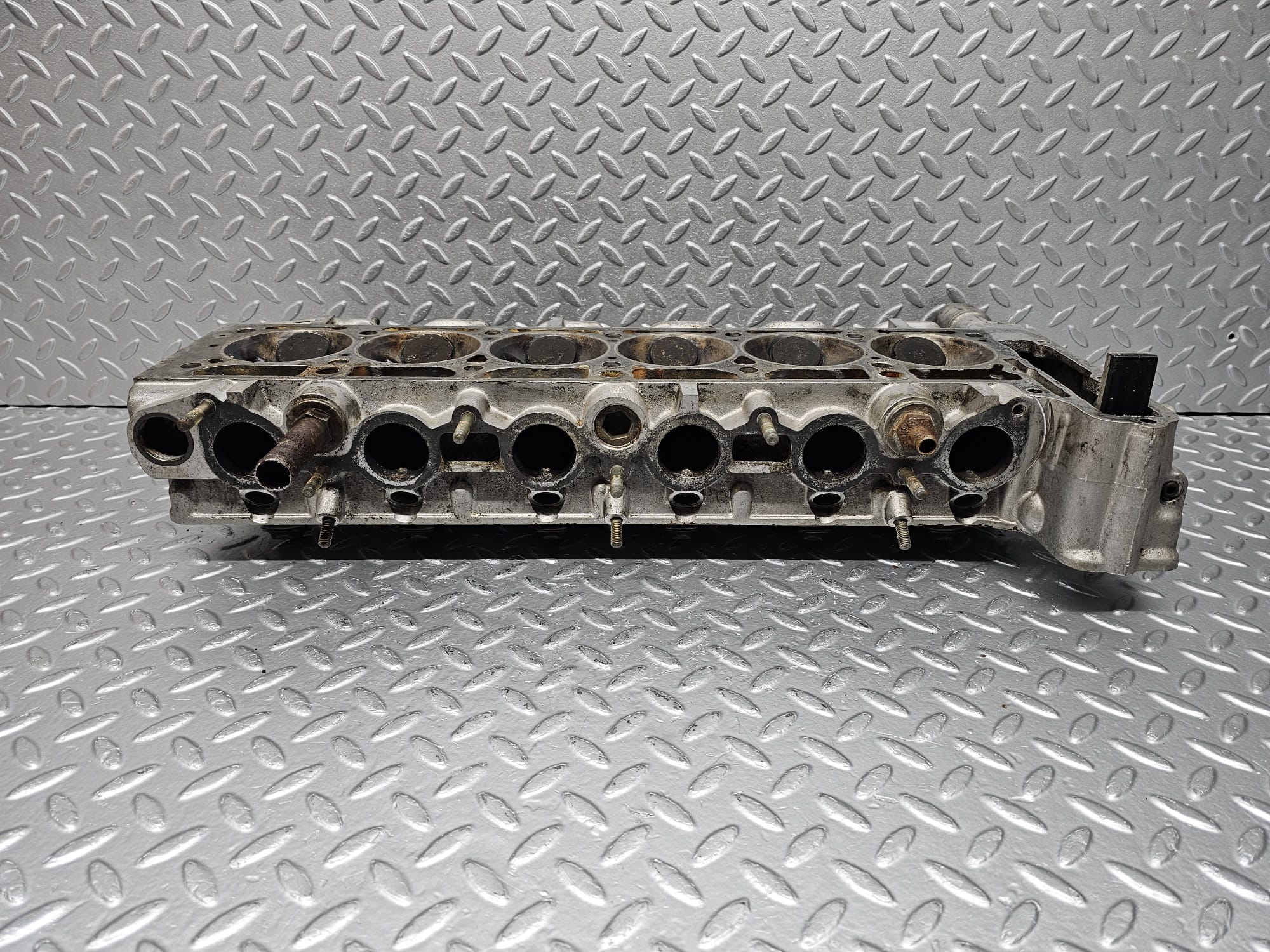23676 Mercedes-Benz W114 280E Cylinder Head 1100161901