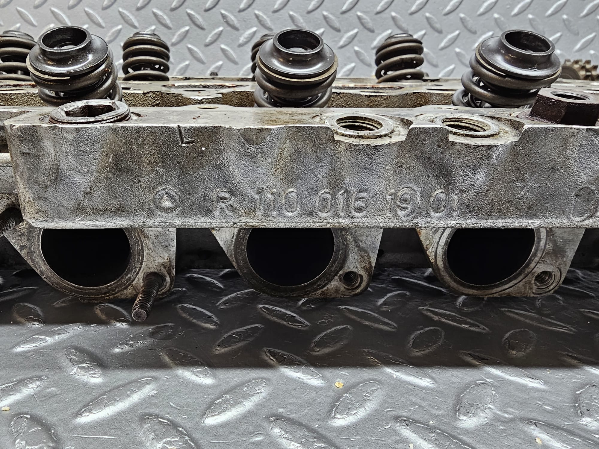 24127 Mercedes-Benz W123 280E Cylinder Head 1100161901