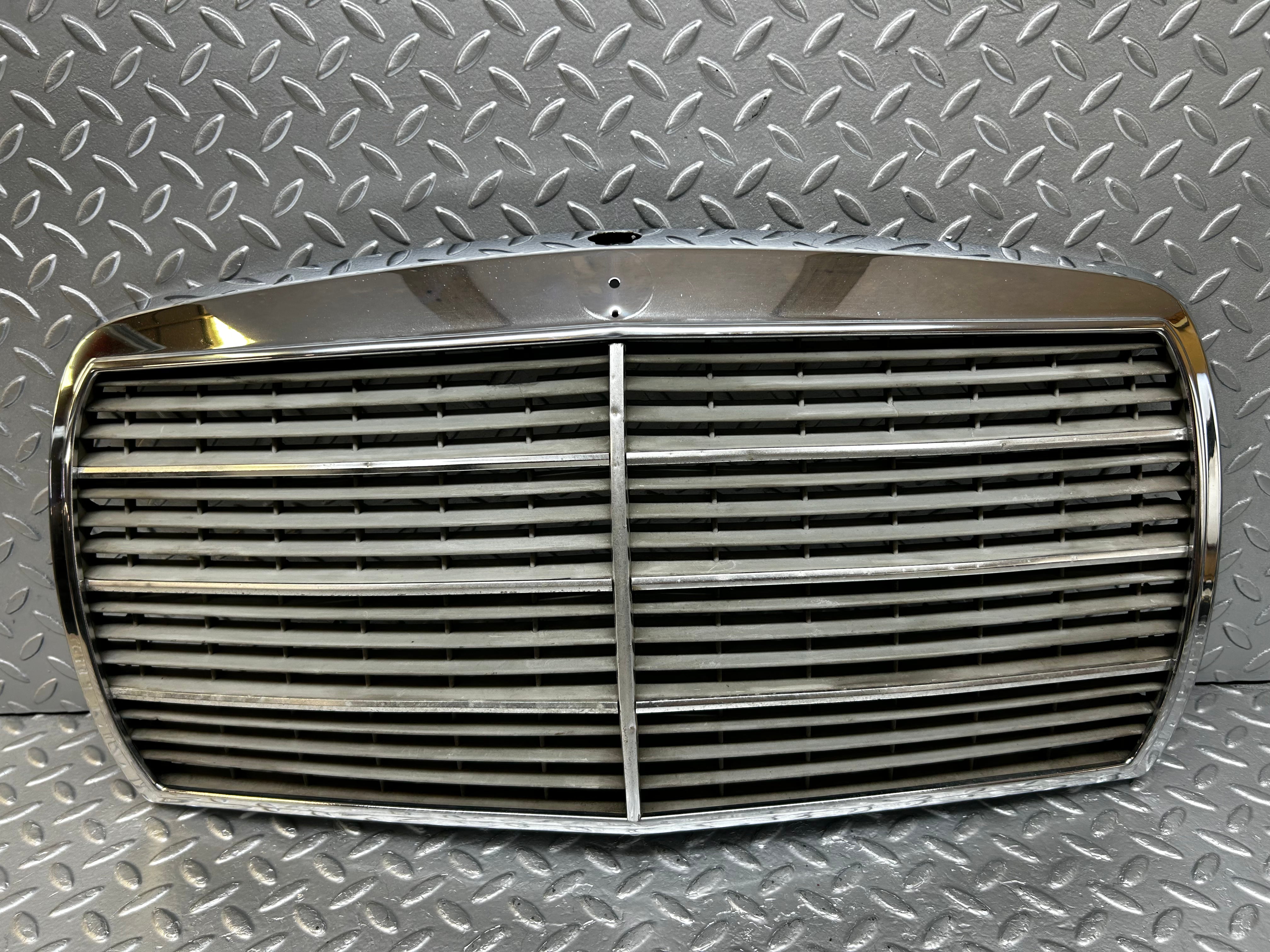 31899 Mercedes-Benz W123 Bonnet Grill Chrome 1238880923