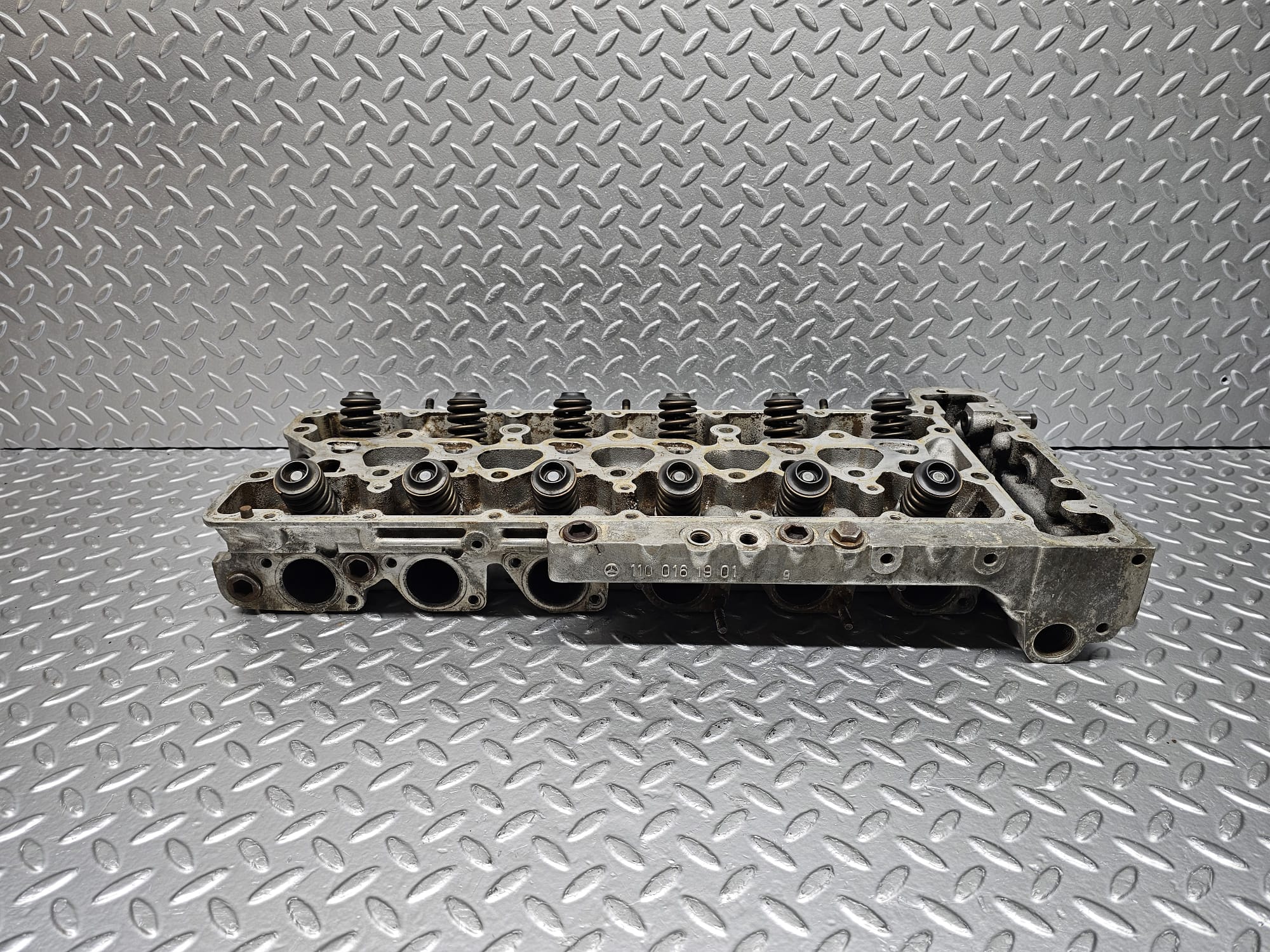 28160 Mercedes-Benz W123 280E Cylinder Head 1100161901