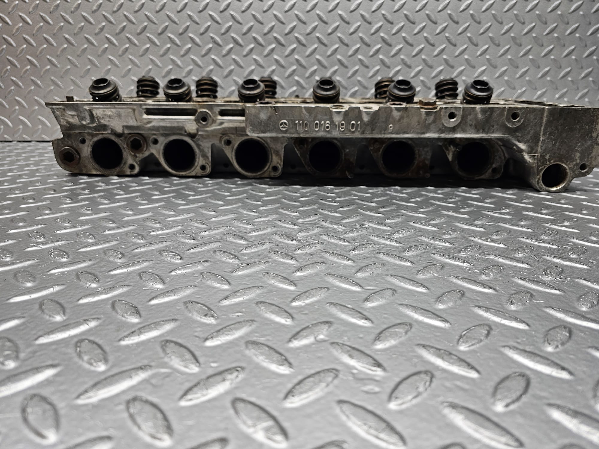 28160 Mercedes-Benz W123 280E Cylinder Head 1100161901