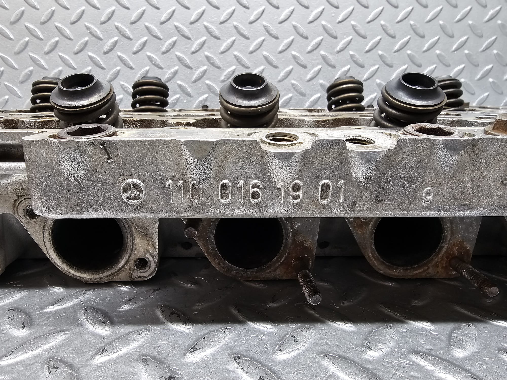28160 Mercedes-Benz W123 280E Cylinder Head 1100161901