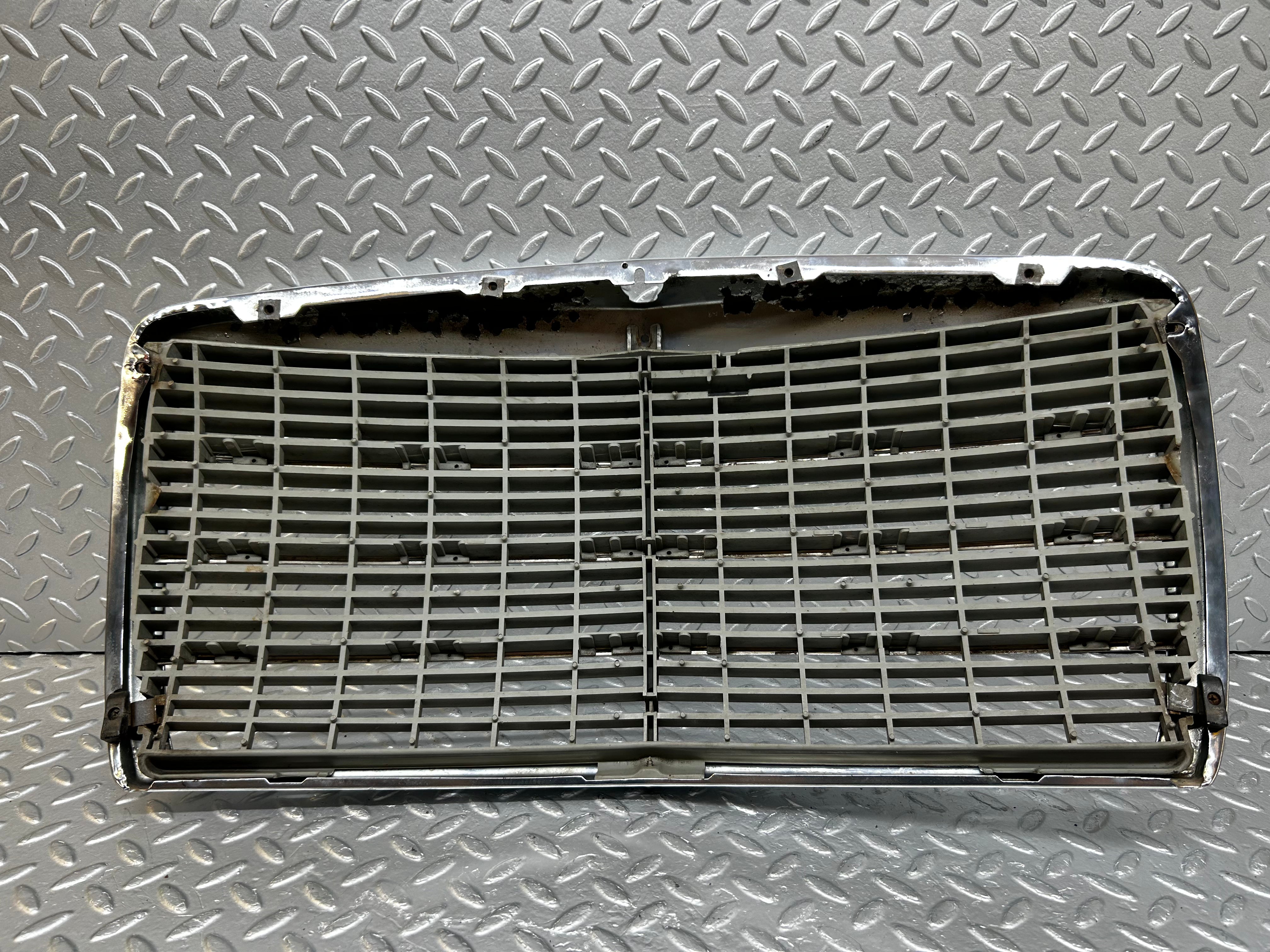 31899 Mercedes-Benz W123 Bonnet Grill Chrome 1238880923