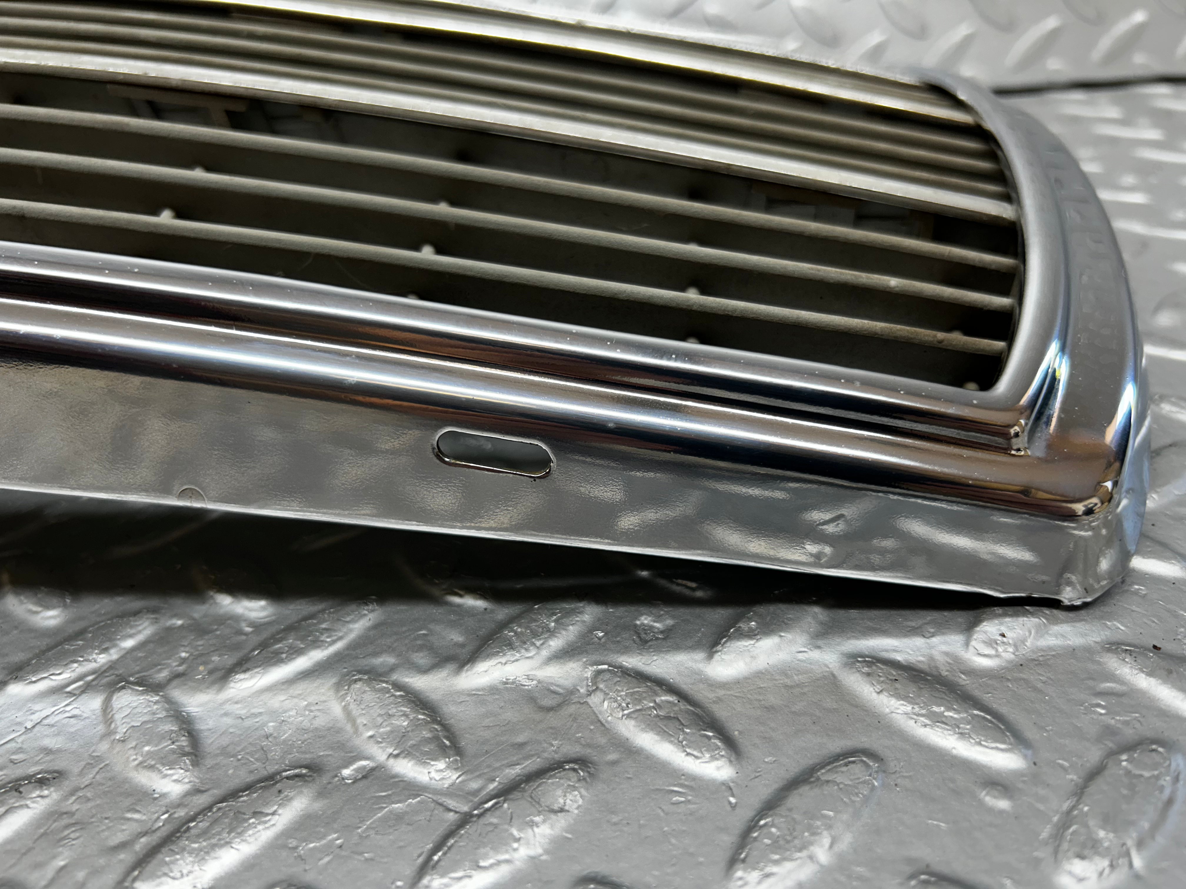 31899 Mercedes-Benz W123 Bonnet Grill Chrome 1238880923