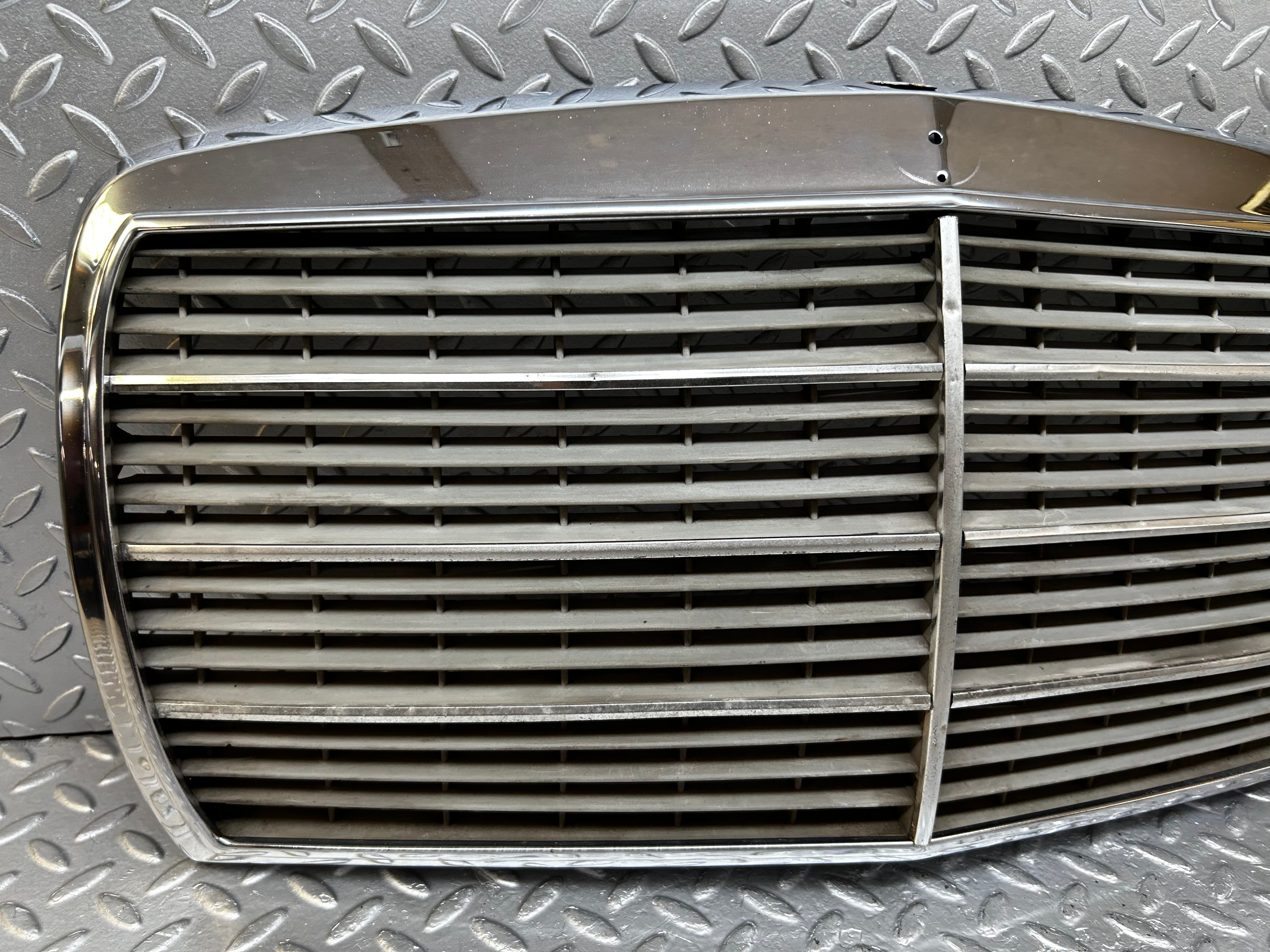 31899 Mercedes-Benz W123 Bonnet Grill Chrome 1238880923