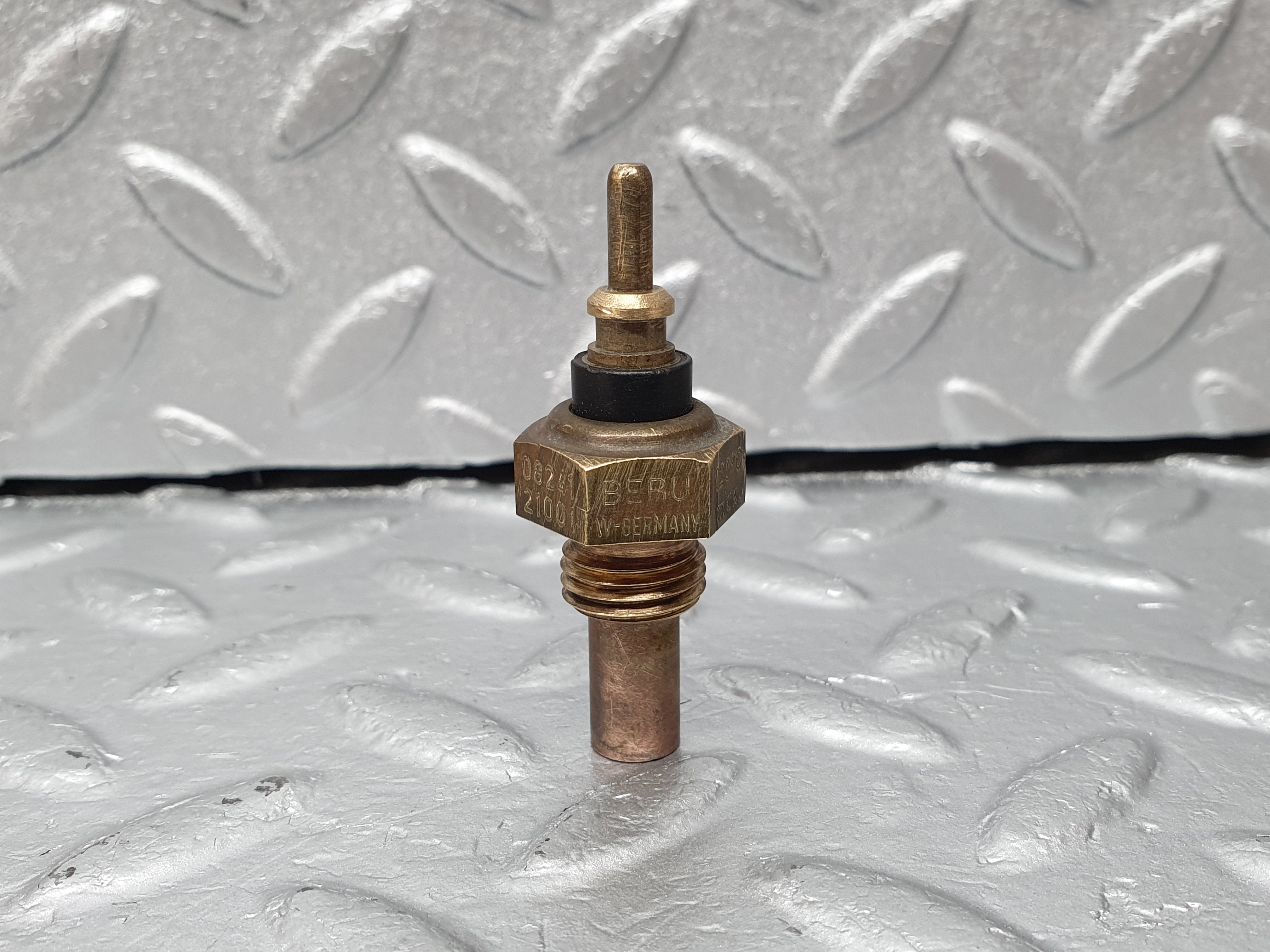 41332 Mercedes-Benz W123 280E Coolant Temperature Sensor Beru 0055422617